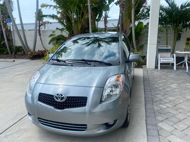 2008 Silver Streak Mica /Dark Charcoal Toyota Yaris AUTO AC LOW MILES 32,410 1 OWNER FL (JTDJT903X85) with an 1.5L DOHC SFI 16-Valve VVT-i 4-Cyl Engine engine, Automatic transmission, located at 4701 North Dixie Hwy, Pompano Beach, FL, 33064, (954) 422-2889, 26.240938, -80.123474 - OUR WEBPAGE FLORIDACARS1.COM HAS OVER 100 PHOTOS AND FREE CARFAX LINK 2008 Toyota Yaris S 1 OWNER Hatchback 2 DR 1.5L I4 F DOHC 16V Gasoline 40 MPG Front Wheel Drive Features ABS Brakes Air Conditioning AM/FM Stereo Automatic Transmission Auxiliary Audio Input CD Audio Cloth Seats Overhead Airbags P - Photo#3