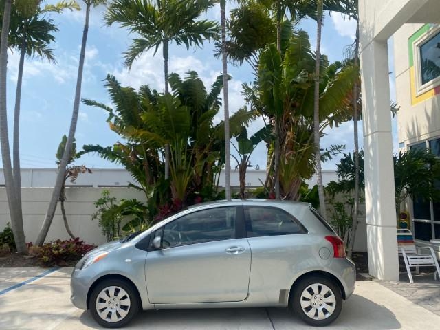 2008 Silver Streak Mica /Dark Charcoal Toyota Yaris AUTO AC LOW MILES 32,410 1 OWNER FL (JTDJT903X85) with an 1.5L DOHC SFI 16-Valve VVT-i 4-Cyl Engine engine, Automatic transmission, located at 4701 North Dixie Hwy, Pompano Beach, FL, 33064, (954) 422-2889, 26.240938, -80.123474 - OUR WEBPAGE FLORIDACARS1.COM HAS OVER 100 PHOTOS AND FREE CARFAX LINK 2008 Toyota Yaris S 1 OWNER Hatchback 2 DR 1.5L I4 F DOHC 16V Gasoline 40 MPG Front Wheel Drive Features ABS Brakes Air Conditioning AM/FM Stereo Automatic Transmission Auxiliary Audio Input CD Audio Cloth Seats Overhead Airbags P - Photo#4