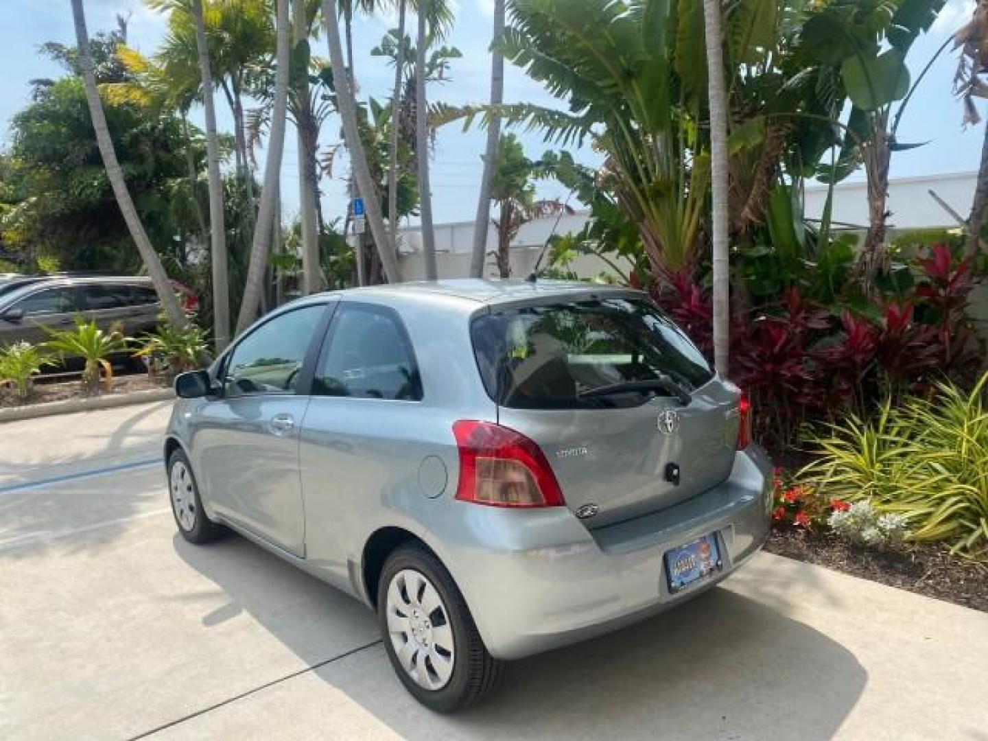 2008 Silver Streak Mica /Dark Charcoal Toyota Yaris AUTO AC LOW MILES 32,410 1 OWNER FL (JTDJT903X85) with an 1.5L DOHC SFI 16-Valve VVT-i 4-Cyl Engine engine, Automatic transmission, located at 4701 North Dixie Hwy, Pompano Beach, FL, 33064, (954) 422-2889, 26.240938, -80.123474 - OUR WEBPAGE FLORIDACARS1.COM HAS OVER 100 PHOTOS AND FREE CARFAX LINK 2008 Toyota Yaris S 1 OWNER Hatchback 2 DR 1.5L I4 F DOHC 16V Gasoline 40 MPG Front Wheel Drive Features ABS Brakes Air Conditioning AM/FM Stereo Automatic Transmission Auxiliary Audio Input CD Audio Cloth Seats Overhead Airbags P - Photo#5