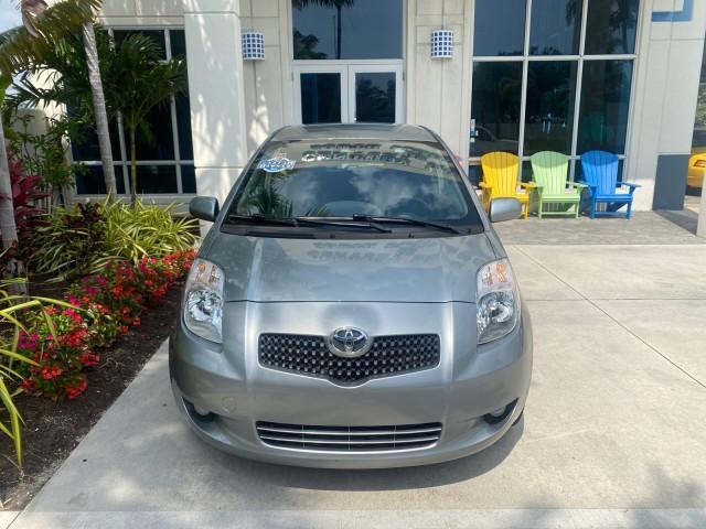 2008 Silver Streak Mica /Dark Charcoal Toyota Yaris AUTO AC LOW MILES 32,410 1 OWNER FL (JTDJT903X85) with an 1.5L DOHC SFI 16-Valve VVT-i 4-Cyl Engine engine, Automatic transmission, located at 4701 North Dixie Hwy, Pompano Beach, FL, 33064, (954) 422-2889, 26.240938, -80.123474 - OUR WEBPAGE FLORIDACARS1.COM HAS OVER 100 PHOTOS AND FREE CARFAX LINK 2008 Toyota Yaris S 1 OWNER Hatchback 2 DR 1.5L I4 F DOHC 16V Gasoline 40 MPG Front Wheel Drive Features ABS Brakes Air Conditioning AM/FM Stereo Automatic Transmission Auxiliary Audio Input CD Audio Cloth Seats Overhead Airbags P - Photo#26