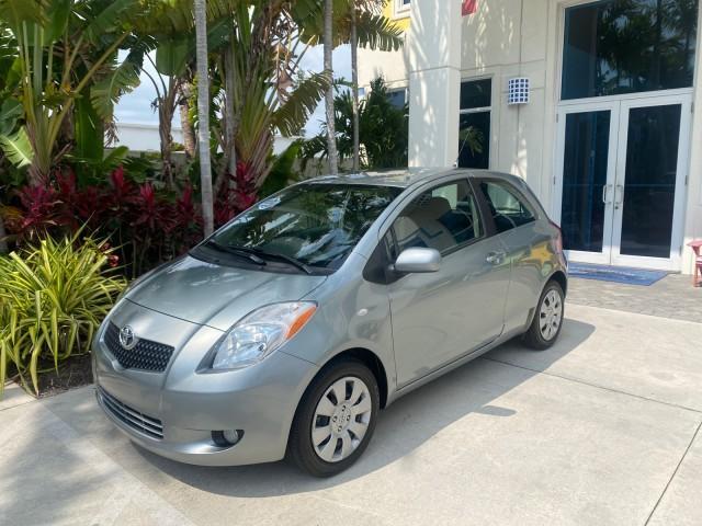 2008 Silver Streak Mica /Dark Charcoal Toyota Yaris AUTO AC LOW MILES 32,410 1 OWNER FL (JTDJT903X85) with an 1.5L DOHC SFI 16-Valve VVT-i 4-Cyl Engine engine, Automatic transmission, located at 4701 North Dixie Hwy, Pompano Beach, FL, 33064, (954) 422-2889, 26.240938, -80.123474 - OUR WEBPAGE FLORIDACARS1.COM HAS OVER 100 PHOTOS AND FREE CARFAX LINK 2008 Toyota Yaris S 1 OWNER Hatchback 2 DR 1.5L I4 F DOHC 16V Gasoline 40 MPG Front Wheel Drive Features ABS Brakes Air Conditioning AM/FM Stereo Automatic Transmission Auxiliary Audio Input CD Audio Cloth Seats Overhead Airbags P - Photo#28