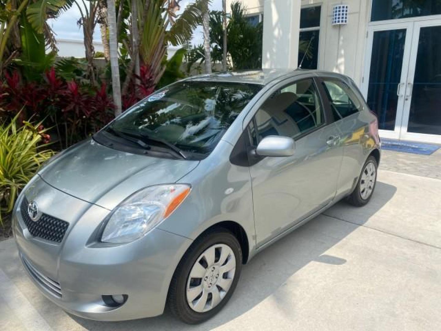 2008 Silver Streak Mica /Dark Charcoal Toyota Yaris AUTO AC LOW MILES 32,410 1 OWNER FL (JTDJT903X85) with an 1.5L DOHC SFI 16-Valve VVT-i 4-Cyl Engine engine, Automatic transmission, located at 4701 North Dixie Hwy, Pompano Beach, FL, 33064, (954) 422-2889, 26.240938, -80.123474 - OUR WEBPAGE FLORIDACARS1.COM HAS OVER 100 PHOTOS AND FREE CARFAX LINK 2008 Toyota Yaris S 1 OWNER Hatchback 2 DR 1.5L I4 F DOHC 16V Gasoline 40 MPG Front Wheel Drive Features ABS Brakes Air Conditioning AM/FM Stereo Automatic Transmission Auxiliary Audio Input CD Audio Cloth Seats Overhead Airbags P - Photo#29
