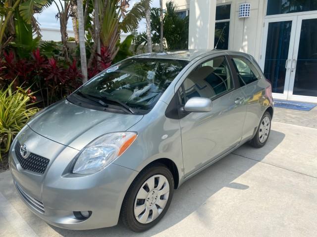 2008 Silver Streak Mica /Dark Charcoal Toyota Yaris AUTO AC LOW MILES 32,410 1 OWNER FL (JTDJT903X85) with an 1.5L DOHC SFI 16-Valve VVT-i 4-Cyl Engine engine, Automatic transmission, located at 4701 North Dixie Hwy, Pompano Beach, FL, 33064, (954) 422-2889, 26.240938, -80.123474 - OUR WEBPAGE FLORIDACARS1.COM HAS OVER 100 PHOTOS AND FREE CARFAX LINK 2008 Toyota Yaris S 1 OWNER Hatchback 2 DR 1.5L I4 F DOHC 16V Gasoline 40 MPG Front Wheel Drive Features ABS Brakes Air Conditioning AM/FM Stereo Automatic Transmission Auxiliary Audio Input CD Audio Cloth Seats Overhead Airbags P - Photo#29