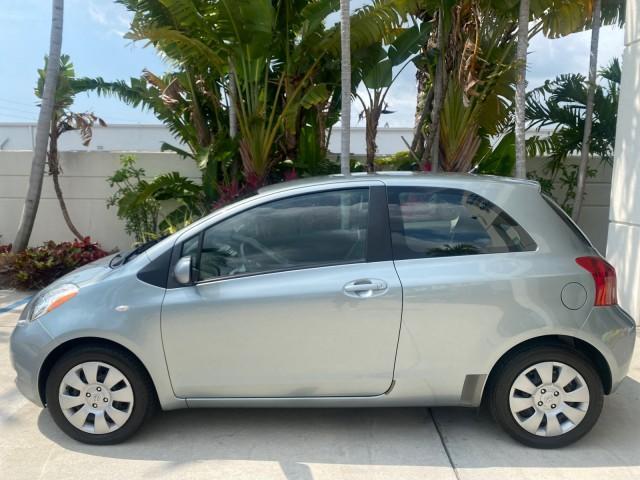 2008 Silver Streak Mica /Dark Charcoal Toyota Yaris AUTO AC LOW MILES 32,410 1 OWNER FL (JTDJT903X85) with an 1.5L DOHC SFI 16-Valve VVT-i 4-Cyl Engine engine, Automatic transmission, located at 4701 North Dixie Hwy, Pompano Beach, FL, 33064, (954) 422-2889, 26.240938, -80.123474 - OUR WEBPAGE FLORIDACARS1.COM HAS OVER 100 PHOTOS AND FREE CARFAX LINK 2008 Toyota Yaris S 1 OWNER Hatchback 2 DR 1.5L I4 F DOHC 16V Gasoline 40 MPG Front Wheel Drive Features ABS Brakes Air Conditioning AM/FM Stereo Automatic Transmission Auxiliary Audio Input CD Audio Cloth Seats Overhead Airbags P - Photo#31