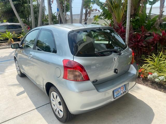 2008 Silver Streak Mica /Dark Charcoal Toyota Yaris AUTO AC LOW MILES 32,410 1 OWNER FL (JTDJT903X85) with an 1.5L DOHC SFI 16-Valve VVT-i 4-Cyl Engine engine, Automatic transmission, located at 4701 North Dixie Hwy, Pompano Beach, FL, 33064, (954) 422-2889, 26.240938, -80.123474 - OUR WEBPAGE FLORIDACARS1.COM HAS OVER 100 PHOTOS AND FREE CARFAX LINK 2008 Toyota Yaris S 1 OWNER Hatchback 2 DR 1.5L I4 F DOHC 16V Gasoline 40 MPG Front Wheel Drive Features ABS Brakes Air Conditioning AM/FM Stereo Automatic Transmission Auxiliary Audio Input CD Audio Cloth Seats Overhead Airbags P - Photo#33