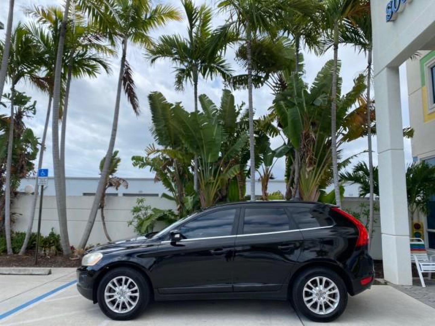 2010 Black Stone /Anthracite Black Volvo XC60 3.0T AWD SUV SUNROOF (YV4992DZXA2) with an 3.0L DOHC 24-Valve Turbocharged I6 Engine engine, Automatic transmission, located at 4701 North Dixie Hwy, Pompano Beach, FL, 33064, (954) 422-2889, 26.240938, -80.123474 - OUR WEBPAGE FLORIDACARS1.COM HAS OVER 100 PHOTOS AND FREE CARFAX LINK 2010 Volvo XC60 T6 4WD 4 Door Wagon/Sport Utility 3.0L I6 F DOHC 24V Gasoline 25 MPG All Wheel Drive Features 4WD/AWD ABS Brakes Air Conditioning Alloy Wheels AM/FM Stereo Automatic Transmission Auxiliary Audio Input Bluetooth Tec- Photo#4