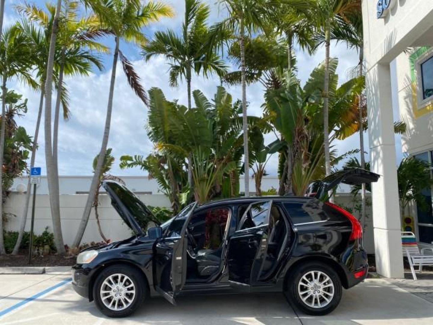 2010 Black Stone /Anthracite Black Volvo XC60 3.0T AWD SUV SUNROOF (YV4992DZXA2) with an 3.0L DOHC 24-Valve Turbocharged I6 Engine engine, Automatic transmission, located at 4701 North Dixie Hwy, Pompano Beach, FL, 33064, (954) 422-2889, 26.240938, -80.123474 - OUR WEBPAGE FLORIDACARS1.COM HAS OVER 100 PHOTOS AND FREE CARFAX LINK 2010 Volvo XC60 T6 4WD 4 Door Wagon/Sport Utility 3.0L I6 F DOHC 24V Gasoline 25 MPG All Wheel Drive Features 4WD/AWD ABS Brakes Air Conditioning Alloy Wheels AM/FM Stereo Automatic Transmission Auxiliary Audio Input Bluetooth Tec- Photo#8