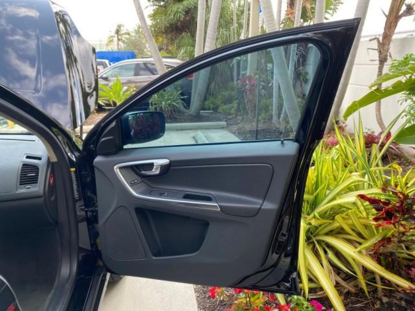 2010 Black Stone /Anthracite Black Volvo XC60 3.0T AWD SUV SUNROOF (YV4992DZXA2) with an 3.0L DOHC 24-Valve Turbocharged I6 Engine engine, Automatic transmission, located at 4701 North Dixie Hwy, Pompano Beach, FL, 33064, (954) 422-2889, 26.240938, -80.123474 - OUR WEBPAGE FLORIDACARS1.COM HAS OVER 100 PHOTOS AND FREE CARFAX LINK 2010 Volvo XC60 T6 4WD 4 Door Wagon/Sport Utility 3.0L I6 F DOHC 24V Gasoline 25 MPG All Wheel Drive Features 4WD/AWD ABS Brakes Air Conditioning Alloy Wheels AM/FM Stereo Automatic Transmission Auxiliary Audio Input Bluetooth Tec- Photo#11