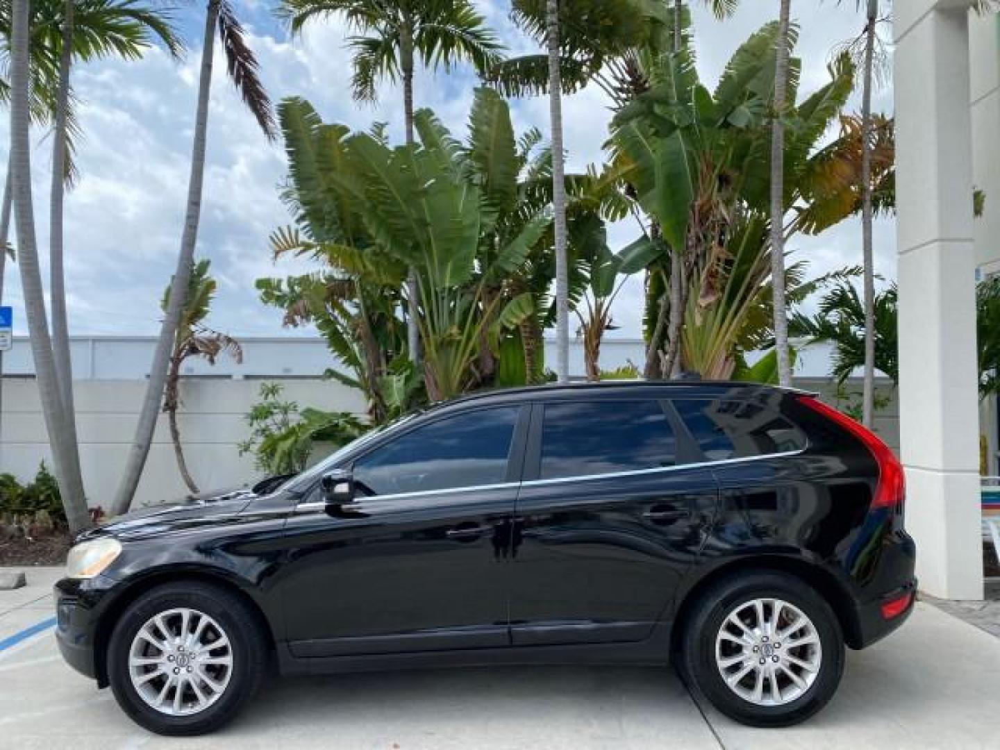 2010 Black Stone /Anthracite Black Volvo XC60 3.0T AWD SUV SUNROOF (YV4992DZXA2) with an 3.0L DOHC 24-Valve Turbocharged I6 Engine engine, Automatic transmission, located at 4701 North Dixie Hwy, Pompano Beach, FL, 33064, (954) 422-2889, 26.240938, -80.123474 - OUR WEBPAGE FLORIDACARS1.COM HAS OVER 100 PHOTOS AND FREE CARFAX LINK 2010 Volvo XC60 T6 4WD 4 Door Wagon/Sport Utility 3.0L I6 F DOHC 24V Gasoline 25 MPG All Wheel Drive Features 4WD/AWD ABS Brakes Air Conditioning Alloy Wheels AM/FM Stereo Automatic Transmission Auxiliary Audio Input Bluetooth Tec- Photo#31