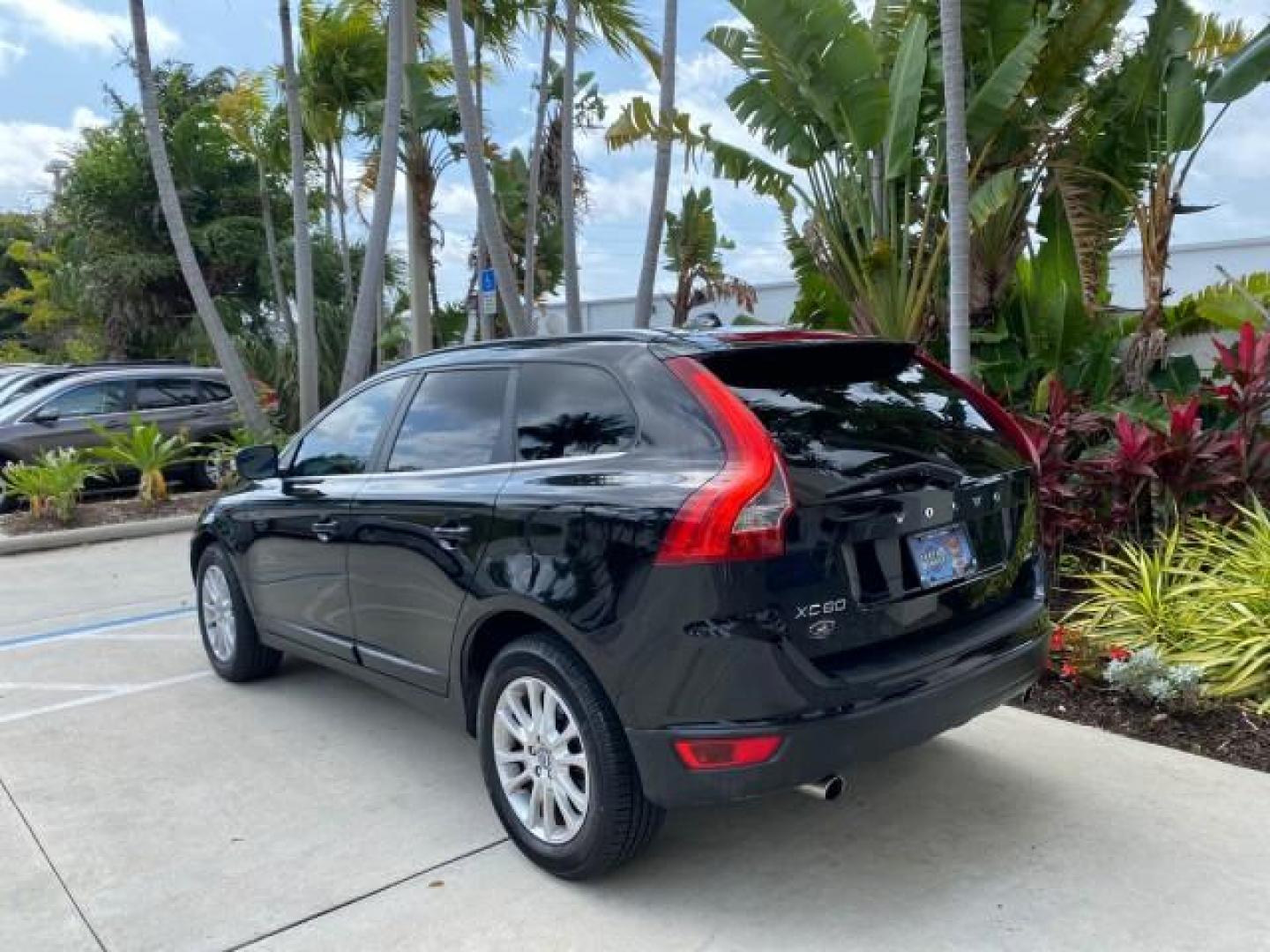 2010 Black Stone /Anthracite Black Volvo XC60 3.0T AWD SUV SUNROOF (YV4992DZXA2) with an 3.0L DOHC 24-Valve Turbocharged I6 Engine engine, Automatic transmission, located at 4701 North Dixie Hwy, Pompano Beach, FL, 33064, (954) 422-2889, 26.240938, -80.123474 - OUR WEBPAGE FLORIDACARS1.COM HAS OVER 100 PHOTOS AND FREE CARFAX LINK 2010 Volvo XC60 T6 4WD 4 Door Wagon/Sport Utility 3.0L I6 F DOHC 24V Gasoline 25 MPG All Wheel Drive Features 4WD/AWD ABS Brakes Air Conditioning Alloy Wheels AM/FM Stereo Automatic Transmission Auxiliary Audio Input Bluetooth Tec- Photo#32