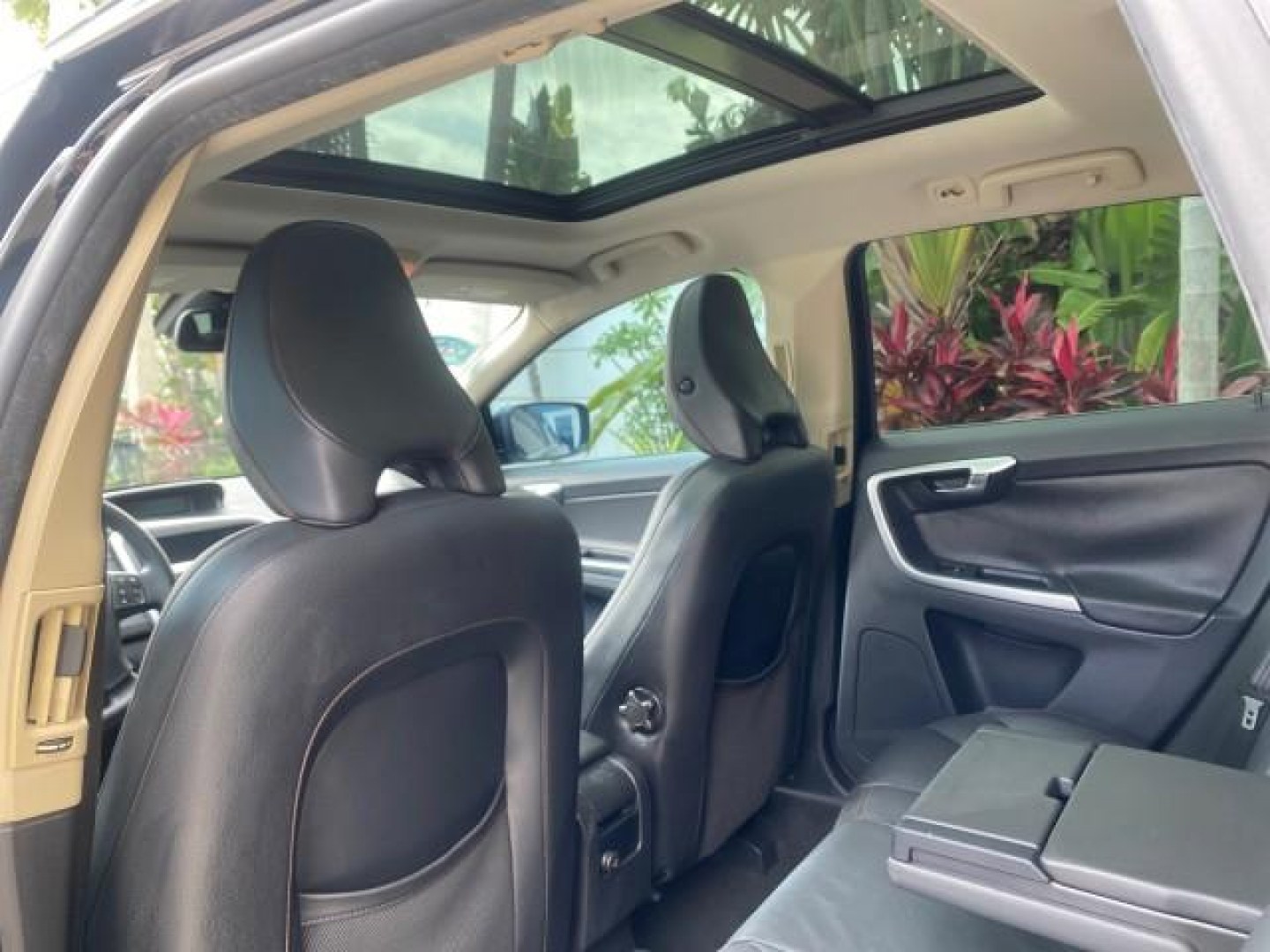 2010 Black Stone /Anthracite Black Volvo XC60 3.0T AWD SUV SUNROOF (YV4992DZXA2) with an 3.0L DOHC 24-Valve Turbocharged I6 Engine engine, Automatic transmission, located at 4701 North Dixie Hwy, Pompano Beach, FL, 33064, (954) 422-2889, 26.240938, -80.123474 - OUR WEBPAGE FLORIDACARS1.COM HAS OVER 100 PHOTOS AND FREE CARFAX LINK 2010 Volvo XC60 T6 4WD 4 Door Wagon/Sport Utility 3.0L I6 F DOHC 24V Gasoline 25 MPG All Wheel Drive Features 4WD/AWD ABS Brakes Air Conditioning Alloy Wheels AM/FM Stereo Automatic Transmission Auxiliary Audio Input Bluetooth Tec- Photo#79