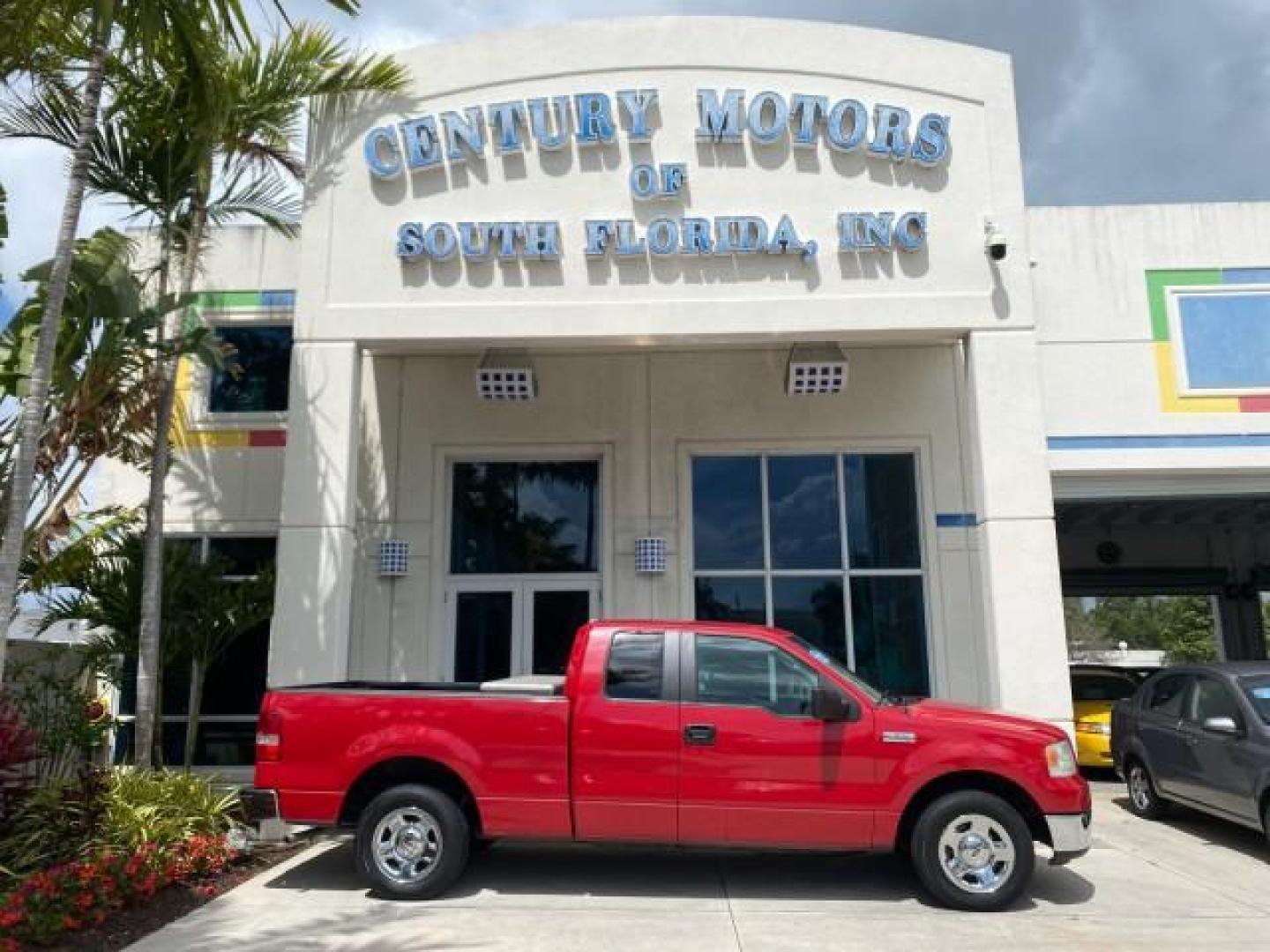 2006 Bright Red /Flint Ford F-150 XLT 4.6 V8 FL LOW MILES 72,936 (1FTRX12W76N) with an 4.6L EFI V8 Engine engine, Automatic transmission, located at 4701 North Dixie Hwy, Pompano Beach, FL, 33064, (954) 422-2889, 26.240938, -80.123474 - OUR WEBPAGE FLORIDACARS1.COM HAS OVER 100 PHOTOS AND FREE CARFAX LINK 2006 Ford F-150 XLT 4 Door Extended Cab Pickup 4.6L V8 F Gasoline 19 MPG Rear Wheel Drive Features ABS Brakes Air Conditioning AM/FM Stereo Automatic Transmission Bed Liner CD Audio Cloth Seats Cruise Control Power Locks Power Mir - Photo#0