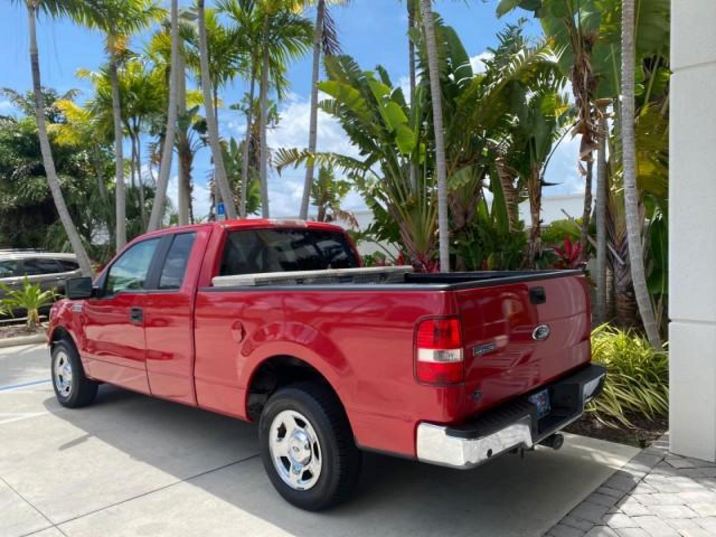 2006 Bright Red /Flint Ford F-150 XLT 4.6 V8 FL LOW MILES 72,936 (1FTRX12W76N) with an 4.6L EFI V8 Engine engine, Automatic transmission, located at 4701 North Dixie Hwy, Pompano Beach, FL, 33064, (954) 422-2889, 26.240938, -80.123474 - OUR WEBPAGE FLORIDACARS1.COM HAS OVER 100 PHOTOS AND FREE CARFAX LINK 2006 Ford F-150 XLT 4 Door Extended Cab Pickup 4.6L V8 F Gasoline 19 MPG Rear Wheel Drive Features ABS Brakes Air Conditioning AM/FM Stereo Automatic Transmission Bed Liner CD Audio Cloth Seats Cruise Control Power Locks Power Mir - Photo#6