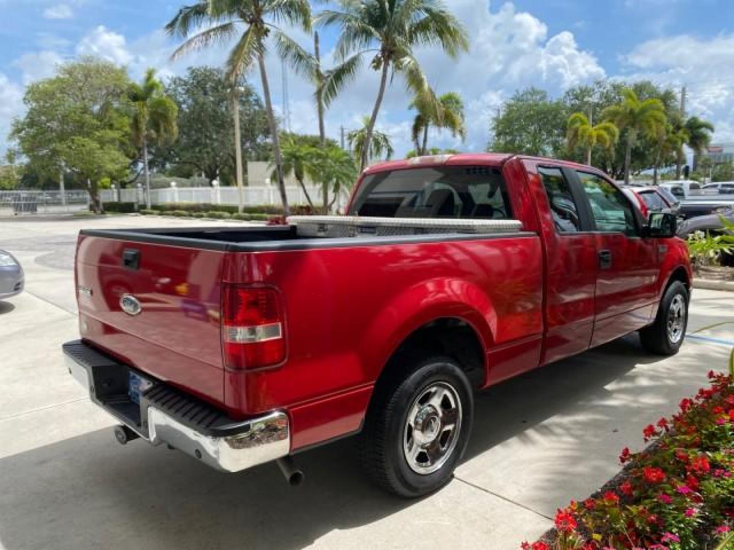 2006 Bright Red /Flint Ford F-150 XLT 4.6 V8 FL LOW MILES 72,936 (1FTRX12W76N) with an 4.6L EFI V8 Engine engine, Automatic transmission, located at 4701 North Dixie Hwy, Pompano Beach, FL, 33064, (954) 422-2889, 26.240938, -80.123474 - OUR WEBPAGE FLORIDACARS1.COM HAS OVER 100 PHOTOS AND FREE CARFAX LINK 2006 Ford F-150 XLT 4 Door Extended Cab Pickup 4.6L V8 F Gasoline 19 MPG Rear Wheel Drive Features ABS Brakes Air Conditioning AM/FM Stereo Automatic Transmission Bed Liner CD Audio Cloth Seats Cruise Control Power Locks Power Mir - Photo#8