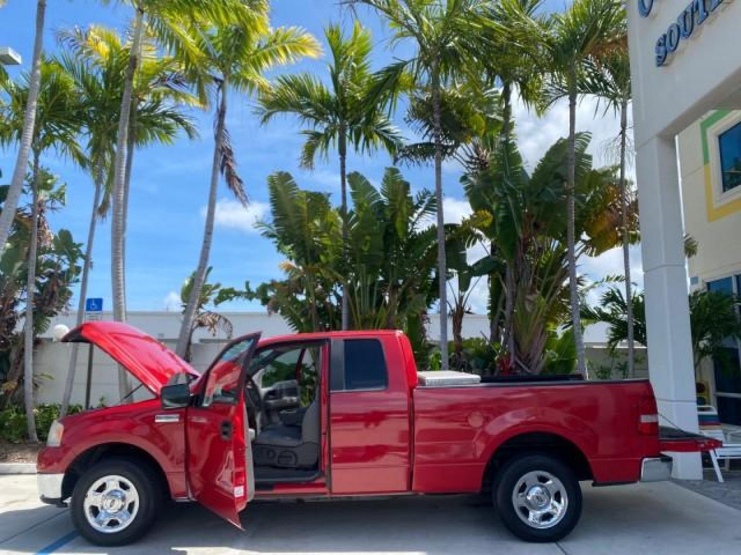 2006 Bright Red /Flint Ford F-150 XLT 4.6 V8 FL LOW MILES 72,936 (1FTRX12W76N) with an 4.6L EFI V8 Engine engine, Automatic transmission, located at 4701 North Dixie Hwy, Pompano Beach, FL, 33064, (954) 422-2889, 26.240938, -80.123474 - OUR WEBPAGE FLORIDACARS1.COM HAS OVER 100 PHOTOS AND FREE CARFAX LINK 2006 Ford F-150 XLT 4 Door Extended Cab Pickup 4.6L V8 F Gasoline 19 MPG Rear Wheel Drive Features ABS Brakes Air Conditioning AM/FM Stereo Automatic Transmission Bed Liner CD Audio Cloth Seats Cruise Control Power Locks Power Mir - Photo#9