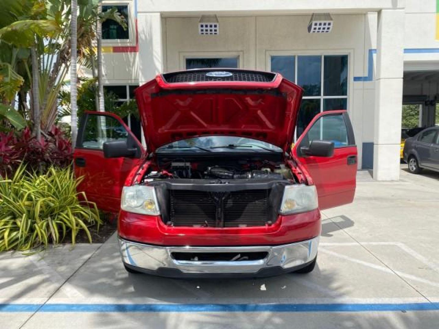 2006 Bright Red /Flint Ford F-150 XLT 4.6 V8 FL LOW MILES 72,936 (1FTRX12W76N) with an 4.6L EFI V8 Engine engine, Automatic transmission, located at 4701 North Dixie Hwy, Pompano Beach, FL, 33064, (954) 422-2889, 26.240938, -80.123474 - OUR WEBPAGE FLORIDACARS1.COM HAS OVER 100 PHOTOS AND FREE CARFAX LINK 2006 Ford F-150 XLT 4 Door Extended Cab Pickup 4.6L V8 F Gasoline 19 MPG Rear Wheel Drive Features ABS Brakes Air Conditioning AM/FM Stereo Automatic Transmission Bed Liner CD Audio Cloth Seats Cruise Control Power Locks Power Mir - Photo#17