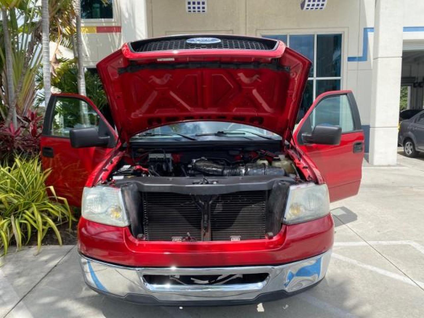 2006 Bright Red /Flint Ford F-150 XLT 4.6 V8 FL LOW MILES 72,936 (1FTRX12W76N) with an 4.6L EFI V8 Engine engine, Automatic transmission, located at 4701 North Dixie Hwy, Pompano Beach, FL, 33064, (954) 422-2889, 26.240938, -80.123474 - OUR WEBPAGE FLORIDACARS1.COM HAS OVER 100 PHOTOS AND FREE CARFAX LINK 2006 Ford F-150 XLT 4 Door Extended Cab Pickup 4.6L V8 F Gasoline 19 MPG Rear Wheel Drive Features ABS Brakes Air Conditioning AM/FM Stereo Automatic Transmission Bed Liner CD Audio Cloth Seats Cruise Control Power Locks Power Mir - Photo#18