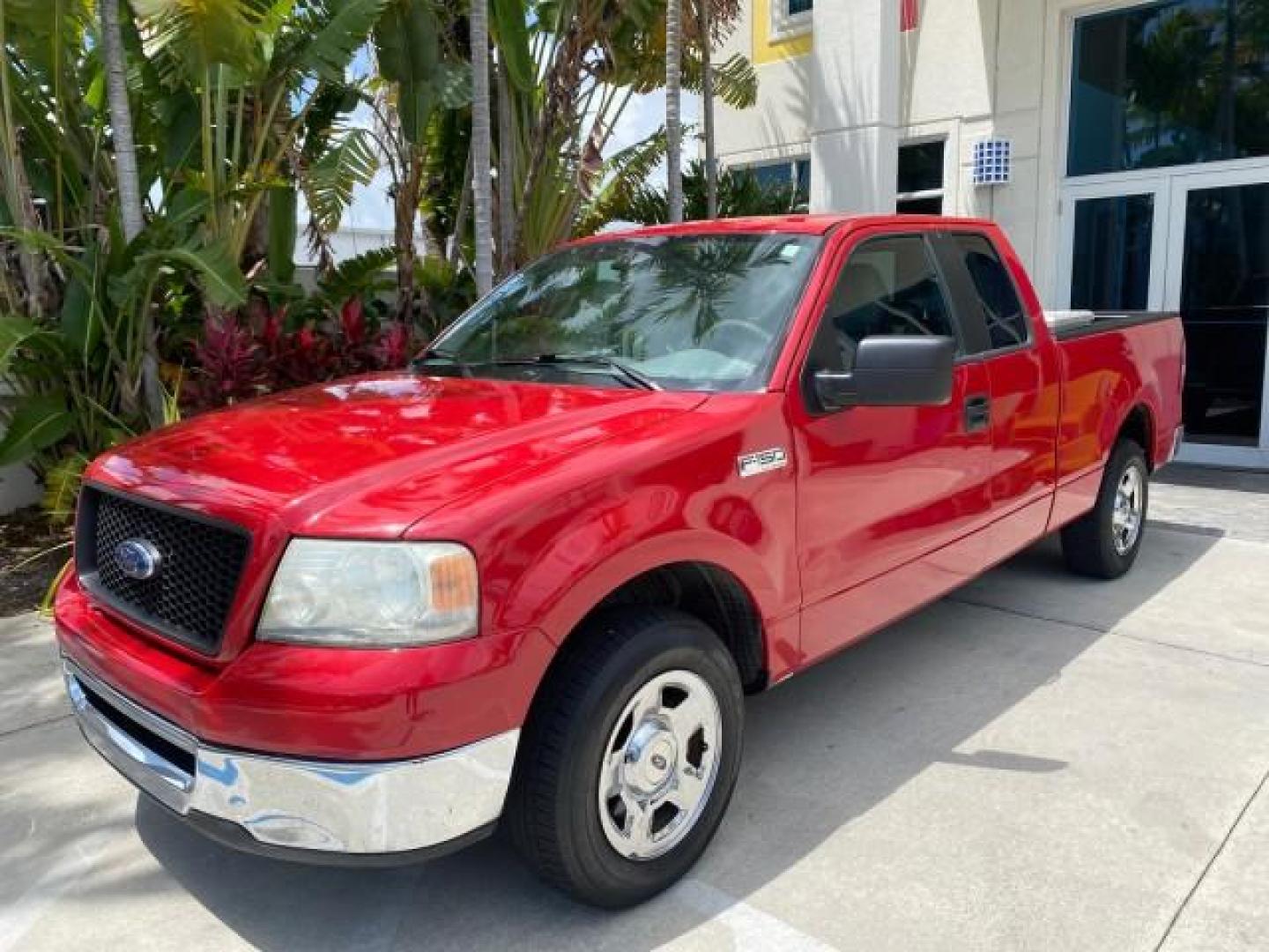 2006 Bright Red /Flint Ford F-150 XLT 4.6 V8 FL LOW MILES 72,936 (1FTRX12W76N) with an 4.6L EFI V8 Engine engine, Automatic transmission, located at 4701 North Dixie Hwy, Pompano Beach, FL, 33064, (954) 422-2889, 26.240938, -80.123474 - OUR WEBPAGE FLORIDACARS1.COM HAS OVER 100 PHOTOS AND FREE CARFAX LINK 2006 Ford F-150 XLT 4 Door Extended Cab Pickup 4.6L V8 F Gasoline 19 MPG Rear Wheel Drive Features ABS Brakes Air Conditioning AM/FM Stereo Automatic Transmission Bed Liner CD Audio Cloth Seats Cruise Control Power Locks Power Mir - Photo#30