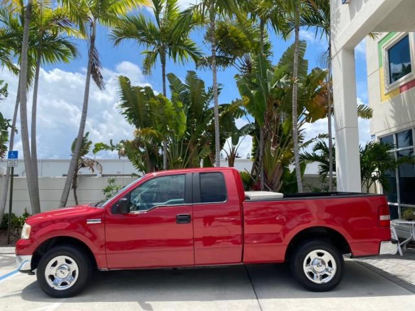 2006 Bright Red /Flint Ford F-150 XLT 4.6 V8 FL LOW MILES 72,936 (1FTRX12W76N) with an 4.6L EFI V8 Engine engine, Automatic transmission, located at 4701 North Dixie Hwy, Pompano Beach, FL, 33064, (954) 422-2889, 26.240938, -80.123474 - OUR WEBPAGE FLORIDACARS1.COM HAS OVER 100 PHOTOS AND FREE CARFAX LINK 2006 Ford F-150 XLT 4 Door Extended Cab Pickup 4.6L V8 F Gasoline 19 MPG Rear Wheel Drive Features ABS Brakes Air Conditioning AM/FM Stereo Automatic Transmission Bed Liner CD Audio Cloth Seats Cruise Control Power Locks Power Mir - Photo#32