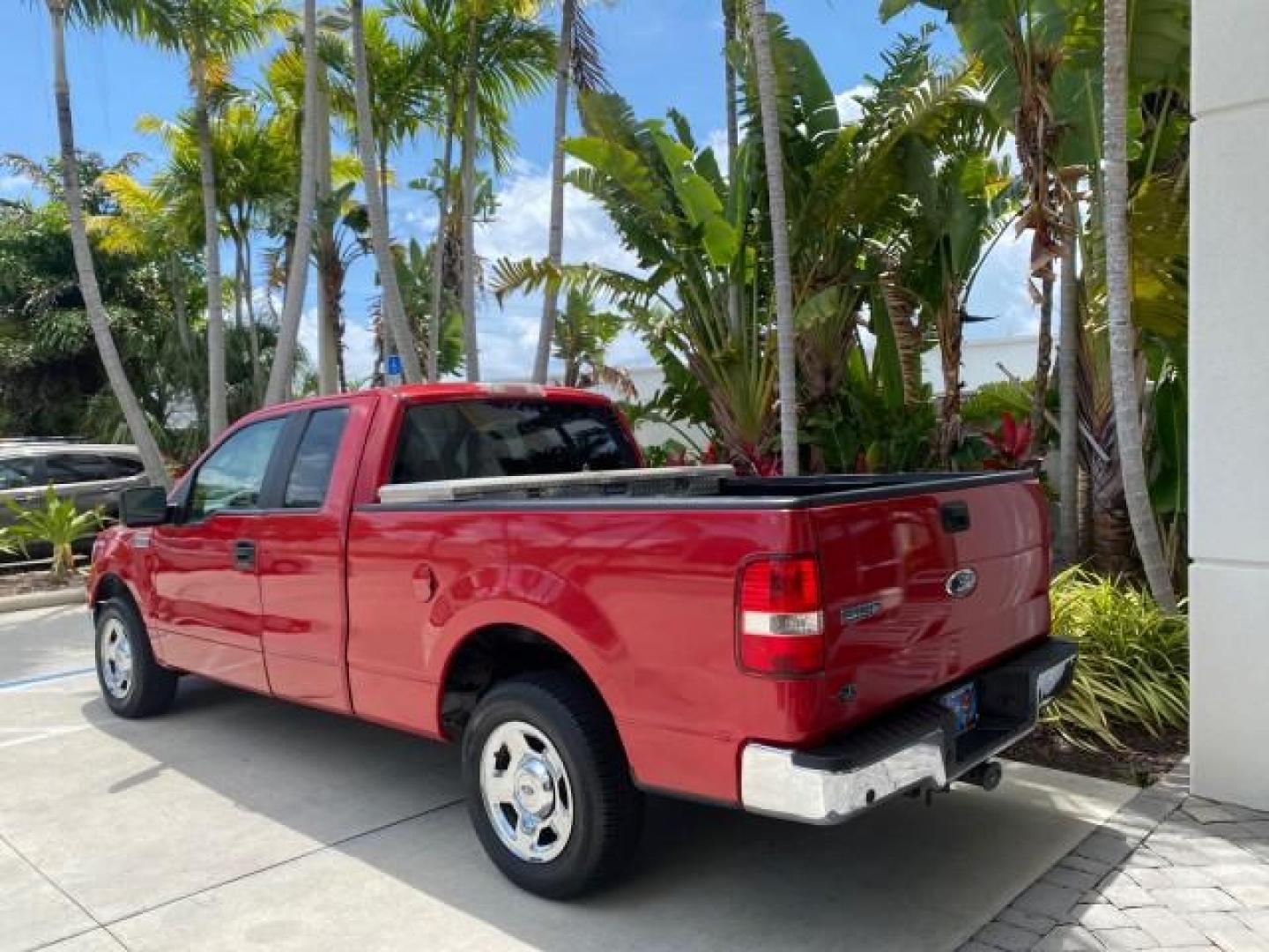 2006 Bright Red /Flint Ford F-150 XLT 4.6 V8 FL LOW MILES 72,936 (1FTRX12W76N) with an 4.6L EFI V8 Engine engine, Automatic transmission, located at 4701 North Dixie Hwy, Pompano Beach, FL, 33064, (954) 422-2889, 26.240938, -80.123474 - OUR WEBPAGE FLORIDACARS1.COM HAS OVER 100 PHOTOS AND FREE CARFAX LINK 2006 Ford F-150 XLT 4 Door Extended Cab Pickup 4.6L V8 F Gasoline 19 MPG Rear Wheel Drive Features ABS Brakes Air Conditioning AM/FM Stereo Automatic Transmission Bed Liner CD Audio Cloth Seats Cruise Control Power Locks Power Mir - Photo#33