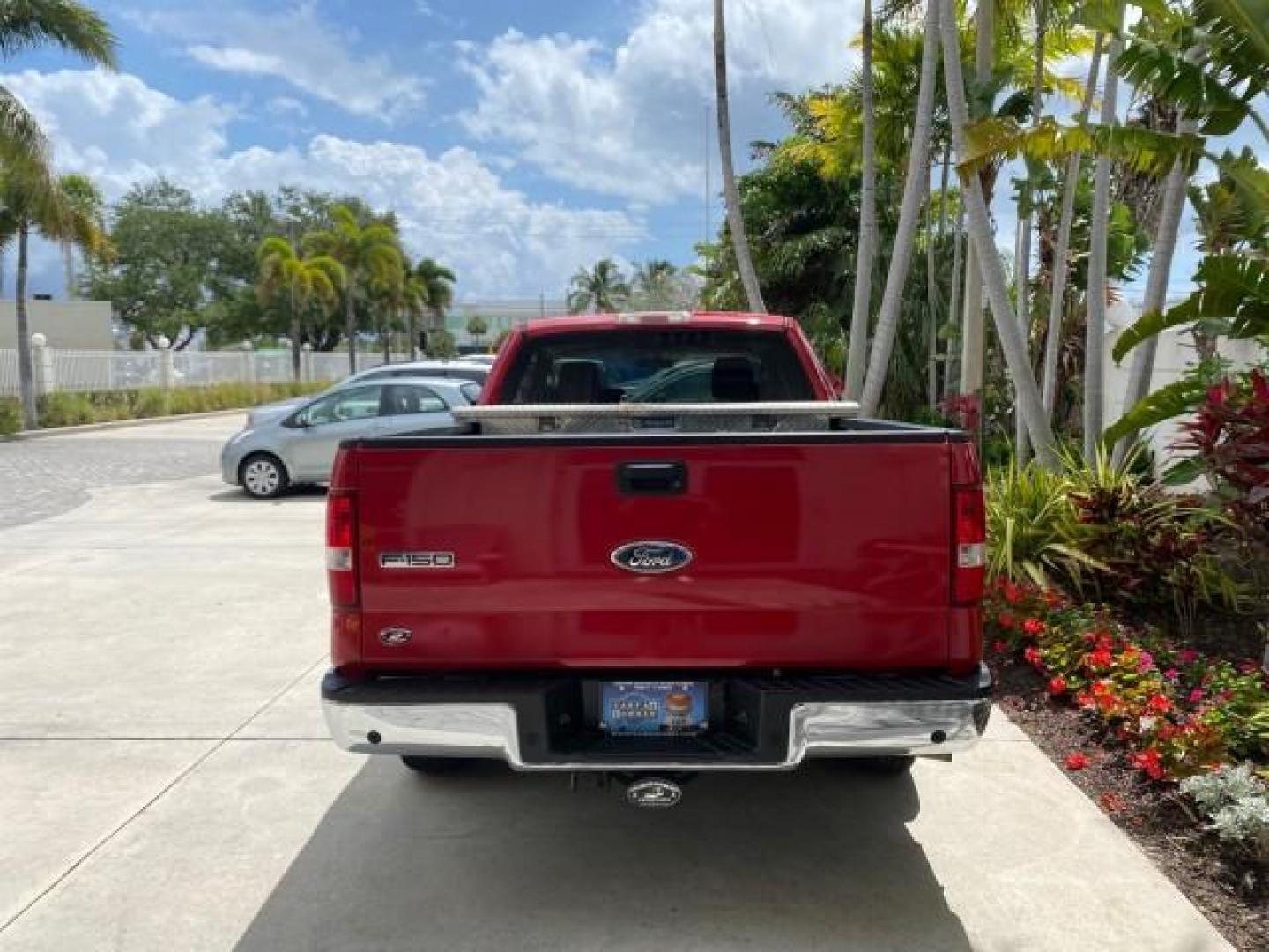 2006 Bright Red /Flint Ford F-150 XLT 4.6 V8 FL LOW MILES 72,936 (1FTRX12W76N) with an 4.6L EFI V8 Engine engine, Automatic transmission, located at 4701 North Dixie Hwy, Pompano Beach, FL, 33064, (954) 422-2889, 26.240938, -80.123474 - OUR WEBPAGE FLORIDACARS1.COM HAS OVER 100 PHOTOS AND FREE CARFAX LINK 2006 Ford F-150 XLT 4 Door Extended Cab Pickup 4.6L V8 F Gasoline 19 MPG Rear Wheel Drive Features ABS Brakes Air Conditioning AM/FM Stereo Automatic Transmission Bed Liner CD Audio Cloth Seats Cruise Control Power Locks Power Mir - Photo#35