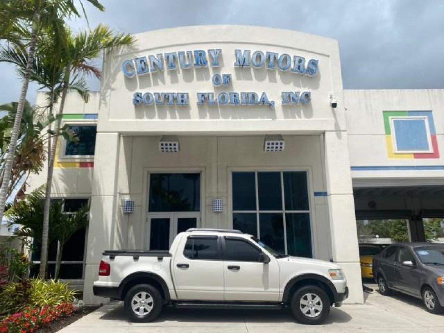 2009 White Suede /Camel Ford Explorer Sport Trac XLT LOW MILES 73,848 (1FMEU31E99U) with an 4.0L SOHC 12-Valve V6 Engine engine, Automatic transmission, located at 4701 North Dixie Hwy, Pompano Beach, FL, 33064, (954) 422-2889, 26.240938, -80.123474 - OUR WEBPAGE FLORIDACARS1.COM HAS OVER 100 PHOTOS AND FREE CARFAX LINK 2009 Ford Explorer Sport Trac XLT Sport Pickup 4.0L V6 F SOHC 12V Gasoline 21 MPG Rear Wheel Drive Features ABS Brakes Air Conditioning Alloy Wheels AM/FM Stereo Automatic Transmission Auxiliary Audio Input CD Audio Cloth Seats Cr - Photo#0