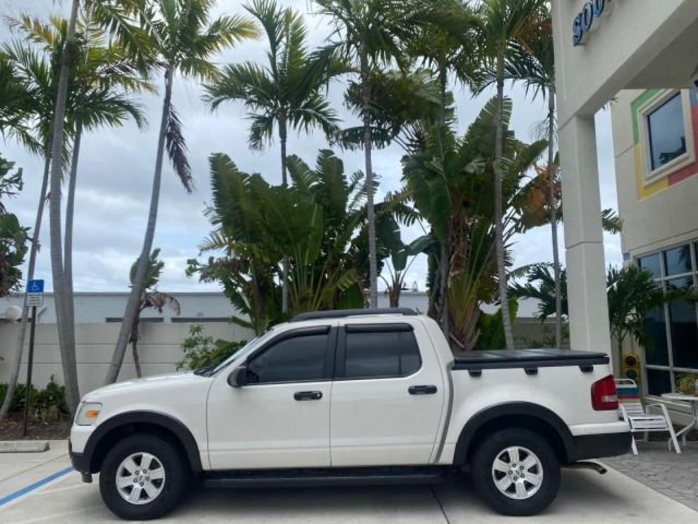 2009 White Suede /Camel Ford Explorer Sport Trac XLT LOW MILES 73,848 (1FMEU31E99U) with an 4.0L SOHC 12-Valve V6 Engine engine, Automatic transmission, located at 4701 North Dixie Hwy, Pompano Beach, FL, 33064, (954) 422-2889, 26.240938, -80.123474 - OUR WEBPAGE FLORIDACARS1.COM HAS OVER 100 PHOTOS AND FREE CARFAX LINK 2009 Ford Explorer Sport Trac XLT Sport Pickup 4.0L V6 F SOHC 12V Gasoline 21 MPG Rear Wheel Drive Features ABS Brakes Air Conditioning Alloy Wheels AM/FM Stereo Automatic Transmission Auxiliary Audio Input CD Audio Cloth Seats Cr - Photo#4