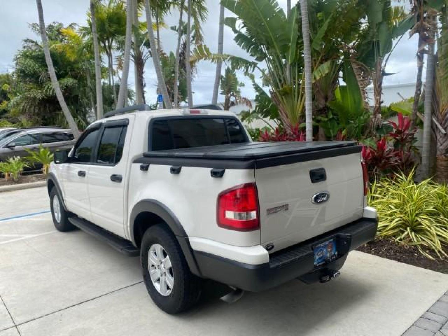 2009 White Suede /Camel Ford Explorer Sport Trac XLT LOW MILES 73,848 (1FMEU31E99U) with an 4.0L SOHC 12-Valve V6 Engine engine, Automatic transmission, located at 4701 North Dixie Hwy, Pompano Beach, FL, 33064, (954) 422-2889, 26.240938, -80.123474 - OUR WEBPAGE FLORIDACARS1.COM HAS OVER 100 PHOTOS AND FREE CARFAX LINK 2009 Ford Explorer Sport Trac XLT Sport Pickup 4.0L V6 F SOHC 12V Gasoline 21 MPG Rear Wheel Drive Features ABS Brakes Air Conditioning Alloy Wheels AM/FM Stereo Automatic Transmission Auxiliary Audio Input CD Audio Cloth Seats Cr - Photo#5