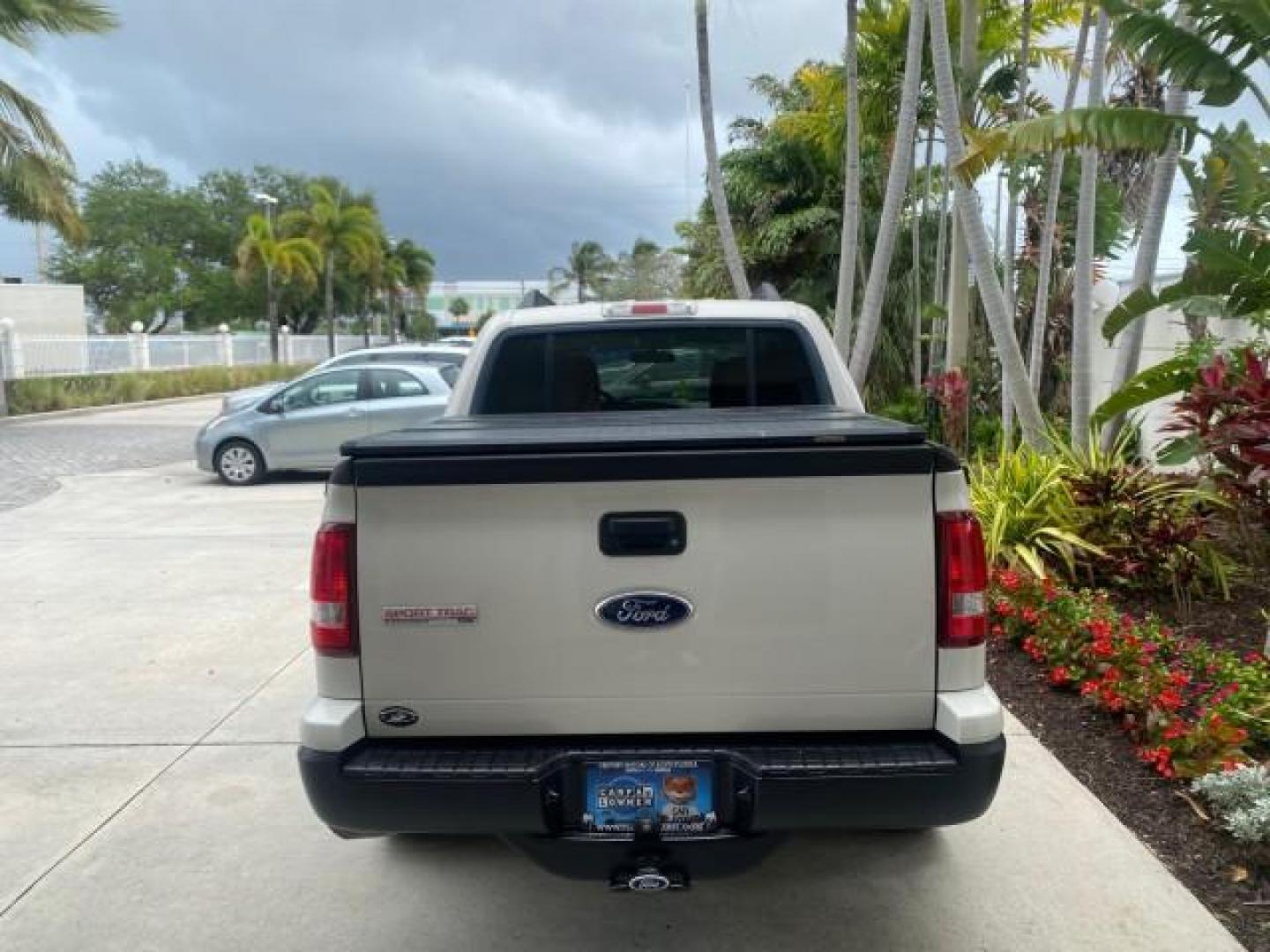 2009 White Suede /Camel Ford Explorer Sport Trac XLT LOW MILES 73,848 (1FMEU31E99U) with an 4.0L SOHC 12-Valve V6 Engine engine, Automatic transmission, located at 4701 North Dixie Hwy, Pompano Beach, FL, 33064, (954) 422-2889, 26.240938, -80.123474 - OUR WEBPAGE FLORIDACARS1.COM HAS OVER 100 PHOTOS AND FREE CARFAX LINK 2009 Ford Explorer Sport Trac XLT Sport Pickup 4.0L V6 F SOHC 12V Gasoline 21 MPG Rear Wheel Drive Features ABS Brakes Air Conditioning Alloy Wheels AM/FM Stereo Automatic Transmission Auxiliary Audio Input CD Audio Cloth Seats Cr - Photo#6