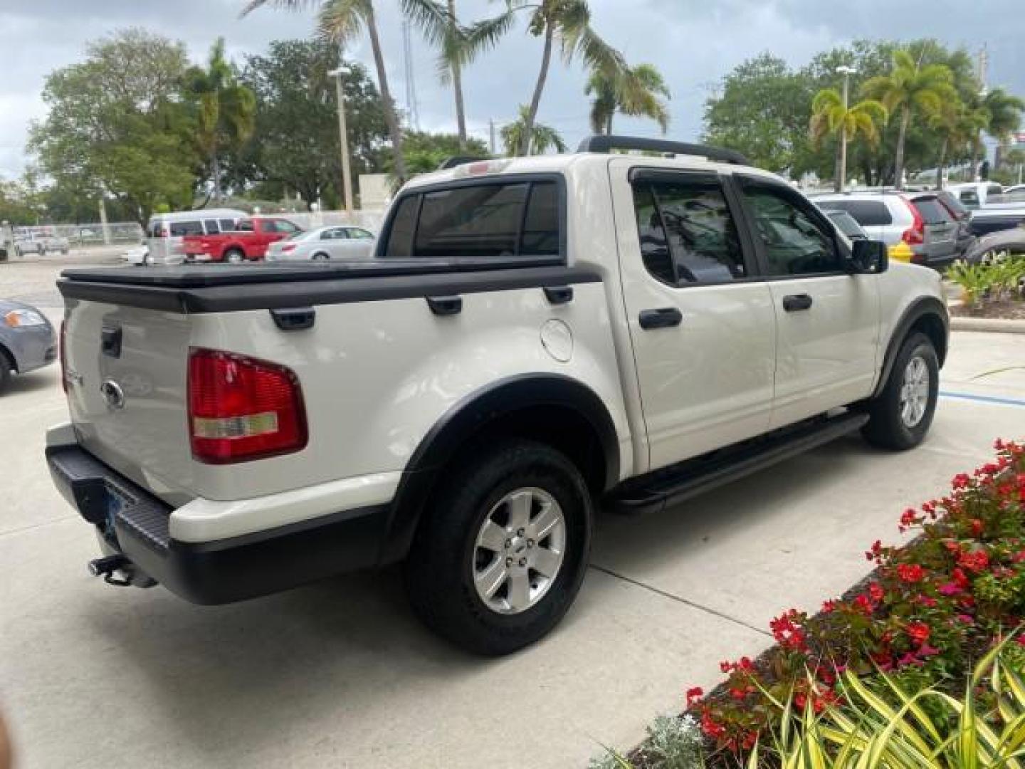 2009 White Suede /Camel Ford Explorer Sport Trac XLT LOW MILES 73,848 (1FMEU31E99U) with an 4.0L SOHC 12-Valve V6 Engine engine, Automatic transmission, located at 4701 North Dixie Hwy, Pompano Beach, FL, 33064, (954) 422-2889, 26.240938, -80.123474 - OUR WEBPAGE FLORIDACARS1.COM HAS OVER 100 PHOTOS AND FREE CARFAX LINK 2009 Ford Explorer Sport Trac XLT Sport Pickup 4.0L V6 F SOHC 12V Gasoline 21 MPG Rear Wheel Drive Features ABS Brakes Air Conditioning Alloy Wheels AM/FM Stereo Automatic Transmission Auxiliary Audio Input CD Audio Cloth Seats Cr - Photo#7
