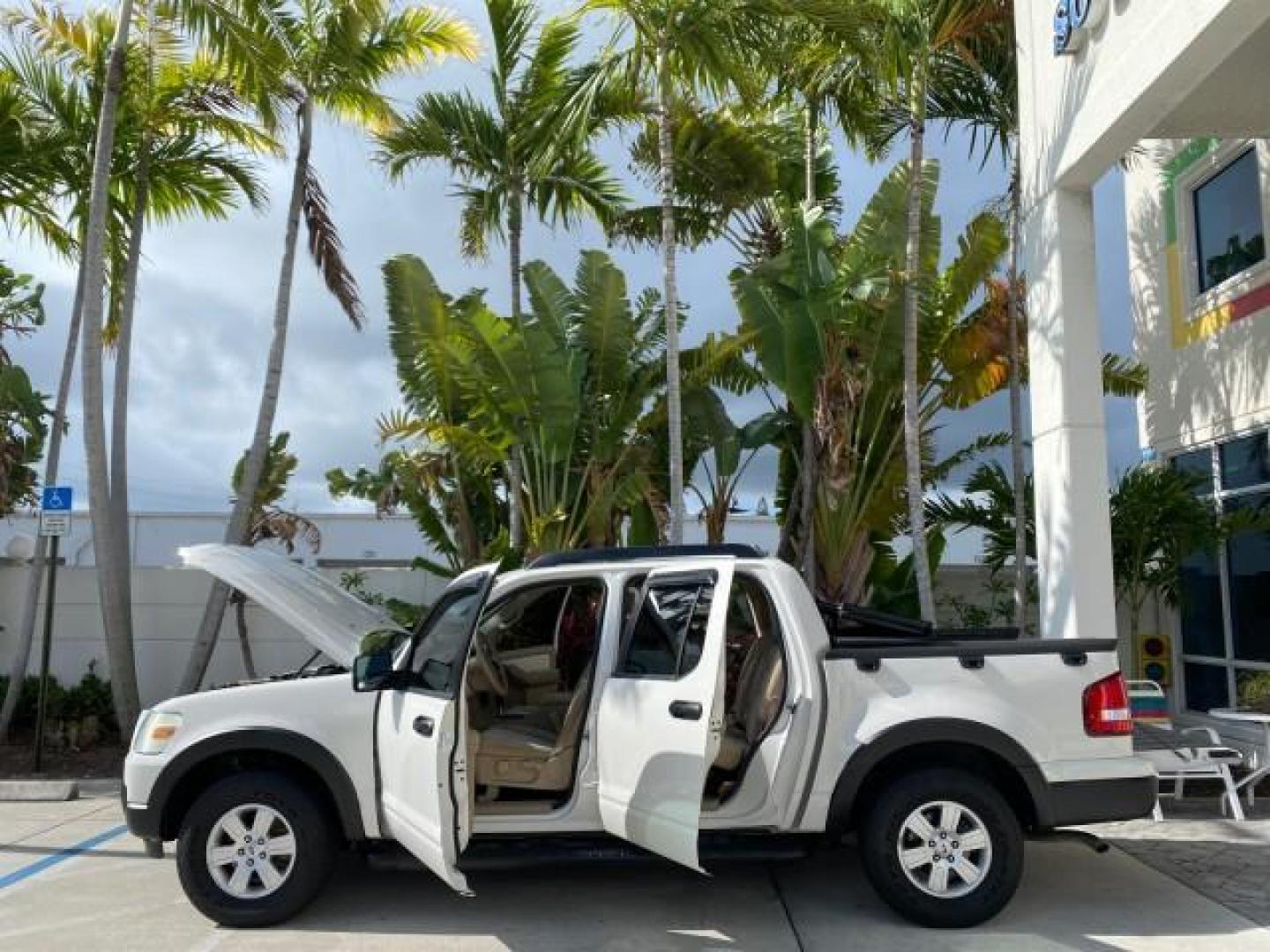 2009 White Suede /Camel Ford Explorer Sport Trac XLT LOW MILES 73,848 (1FMEU31E99U) with an 4.0L SOHC 12-Valve V6 Engine engine, Automatic transmission, located at 4701 North Dixie Hwy, Pompano Beach, FL, 33064, (954) 422-2889, 26.240938, -80.123474 - OUR WEBPAGE FLORIDACARS1.COM HAS OVER 100 PHOTOS AND FREE CARFAX LINK 2009 Ford Explorer Sport Trac XLT Sport Pickup 4.0L V6 F SOHC 12V Gasoline 21 MPG Rear Wheel Drive Features ABS Brakes Air Conditioning Alloy Wheels AM/FM Stereo Automatic Transmission Auxiliary Audio Input CD Audio Cloth Seats Cr - Photo#8