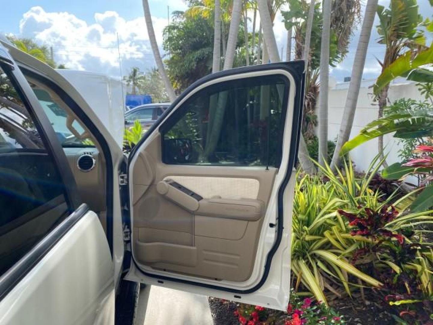 2009 White Suede /Camel Ford Explorer Sport Trac XLT LOW MILES 73,848 (1FMEU31E99U) with an 4.0L SOHC 12-Valve V6 Engine engine, Automatic transmission, located at 4701 North Dixie Hwy, Pompano Beach, FL, 33064, (954) 422-2889, 26.240938, -80.123474 - OUR WEBPAGE FLORIDACARS1.COM HAS OVER 100 PHOTOS AND FREE CARFAX LINK 2009 Ford Explorer Sport Trac XLT Sport Pickup 4.0L V6 F SOHC 12V Gasoline 21 MPG Rear Wheel Drive Features ABS Brakes Air Conditioning Alloy Wheels AM/FM Stereo Automatic Transmission Auxiliary Audio Input CD Audio Cloth Seats Cr - Photo#11
