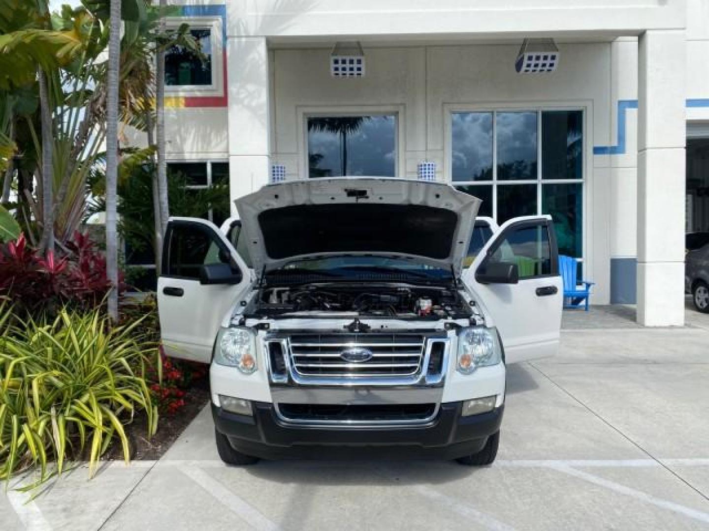 2009 White Suede /Camel Ford Explorer Sport Trac XLT LOW MILES 73,848 (1FMEU31E99U) with an 4.0L SOHC 12-Valve V6 Engine engine, Automatic transmission, located at 4701 North Dixie Hwy, Pompano Beach, FL, 33064, (954) 422-2889, 26.240938, -80.123474 - OUR WEBPAGE FLORIDACARS1.COM HAS OVER 100 PHOTOS AND FREE CARFAX LINK 2009 Ford Explorer Sport Trac XLT Sport Pickup 4.0L V6 F SOHC 12V Gasoline 21 MPG Rear Wheel Drive Features ABS Brakes Air Conditioning Alloy Wheels AM/FM Stereo Automatic Transmission Auxiliary Audio Input CD Audio Cloth Seats Cr - Photo#16