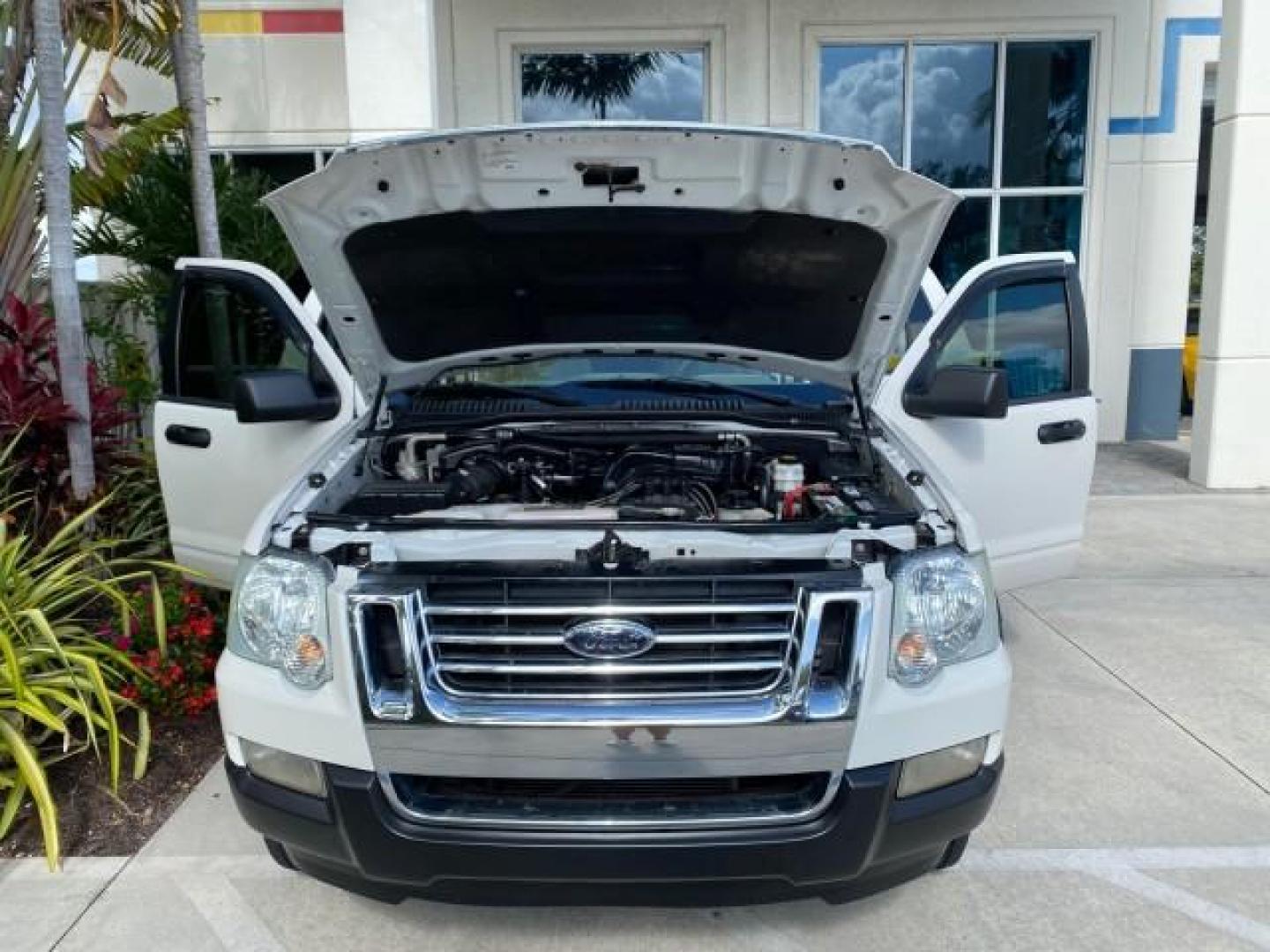 2009 White Suede /Camel Ford Explorer Sport Trac XLT LOW MILES 73,848 (1FMEU31E99U) with an 4.0L SOHC 12-Valve V6 Engine engine, Automatic transmission, located at 4701 North Dixie Hwy, Pompano Beach, FL, 33064, (954) 422-2889, 26.240938, -80.123474 - OUR WEBPAGE FLORIDACARS1.COM HAS OVER 100 PHOTOS AND FREE CARFAX LINK 2009 Ford Explorer Sport Trac XLT Sport Pickup 4.0L V6 F SOHC 12V Gasoline 21 MPG Rear Wheel Drive Features ABS Brakes Air Conditioning Alloy Wheels AM/FM Stereo Automatic Transmission Auxiliary Audio Input CD Audio Cloth Seats Cr - Photo#17