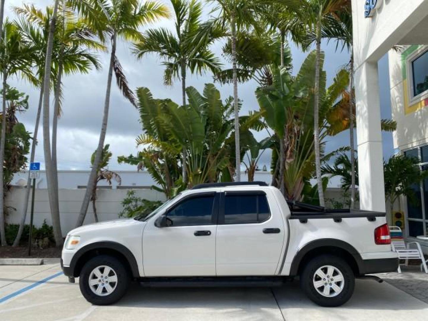 2009 White Suede /Camel Ford Explorer Sport Trac XLT LOW MILES 73,848 (1FMEU31E99U) with an 4.0L SOHC 12-Valve V6 Engine engine, Automatic transmission, located at 4701 North Dixie Hwy, Pompano Beach, FL, 33064, (954) 422-2889, 26.240938, -80.123474 - OUR WEBPAGE FLORIDACARS1.COM HAS OVER 100 PHOTOS AND FREE CARFAX LINK 2009 Ford Explorer Sport Trac XLT Sport Pickup 4.0L V6 F SOHC 12V Gasoline 21 MPG Rear Wheel Drive Features ABS Brakes Air Conditioning Alloy Wheels AM/FM Stereo Automatic Transmission Auxiliary Audio Input CD Audio Cloth Seats Cr - Photo#30