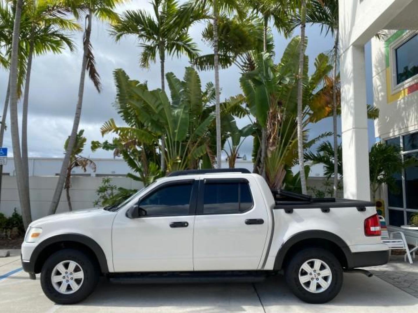 2009 White Suede /Camel Ford Explorer Sport Trac XLT LOW MILES 73,848 (1FMEU31E99U) with an 4.0L SOHC 12-Valve V6 Engine engine, Automatic transmission, located at 4701 North Dixie Hwy, Pompano Beach, FL, 33064, (954) 422-2889, 26.240938, -80.123474 - OUR WEBPAGE FLORIDACARS1.COM HAS OVER 100 PHOTOS AND FREE CARFAX LINK 2009 Ford Explorer Sport Trac XLT Sport Pickup 4.0L V6 F SOHC 12V Gasoline 21 MPG Rear Wheel Drive Features ABS Brakes Air Conditioning Alloy Wheels AM/FM Stereo Automatic Transmission Auxiliary Audio Input CD Audio Cloth Seats Cr - Photo#31