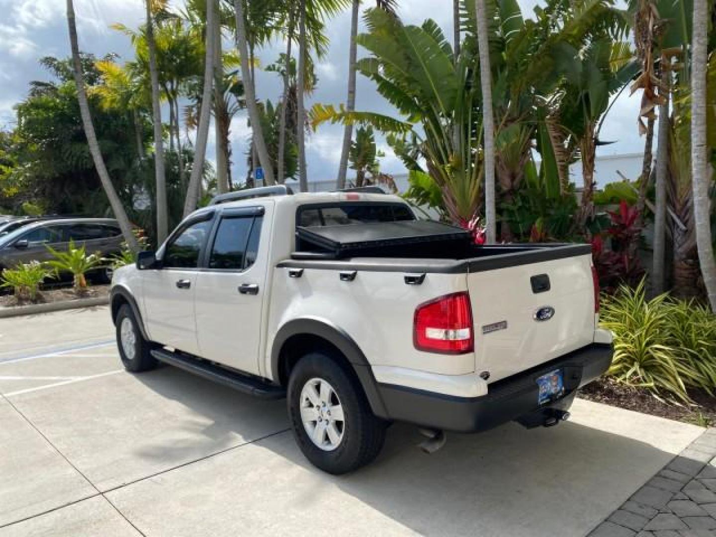 2009 White Suede /Camel Ford Explorer Sport Trac XLT LOW MILES 73,848 (1FMEU31E99U) with an 4.0L SOHC 12-Valve V6 Engine engine, Automatic transmission, located at 4701 North Dixie Hwy, Pompano Beach, FL, 33064, (954) 422-2889, 26.240938, -80.123474 - OUR WEBPAGE FLORIDACARS1.COM HAS OVER 100 PHOTOS AND FREE CARFAX LINK 2009 Ford Explorer Sport Trac XLT Sport Pickup 4.0L V6 F SOHC 12V Gasoline 21 MPG Rear Wheel Drive Features ABS Brakes Air Conditioning Alloy Wheels AM/FM Stereo Automatic Transmission Auxiliary Audio Input CD Audio Cloth Seats Cr - Photo#32