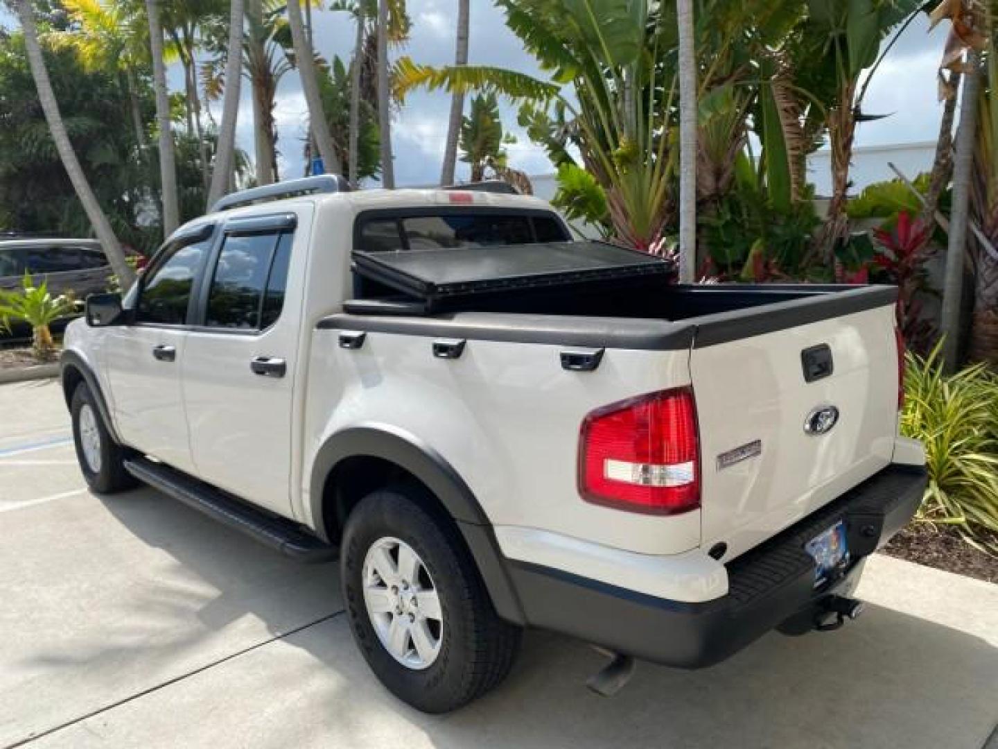 2009 White Suede /Camel Ford Explorer Sport Trac XLT LOW MILES 73,848 (1FMEU31E99U) with an 4.0L SOHC 12-Valve V6 Engine engine, Automatic transmission, located at 4701 North Dixie Hwy, Pompano Beach, FL, 33064, (954) 422-2889, 26.240938, -80.123474 - OUR WEBPAGE FLORIDACARS1.COM HAS OVER 100 PHOTOS AND FREE CARFAX LINK 2009 Ford Explorer Sport Trac XLT Sport Pickup 4.0L V6 F SOHC 12V Gasoline 21 MPG Rear Wheel Drive Features ABS Brakes Air Conditioning Alloy Wheels AM/FM Stereo Automatic Transmission Auxiliary Audio Input CD Audio Cloth Seats Cr - Photo#33
