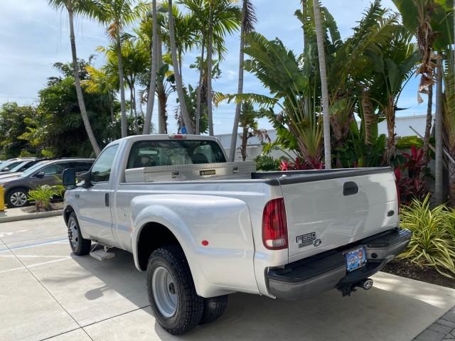 2001 Silver Metallic /Medium Graphite Ford Super Duty F-350 DRW DUALLY XL 1 OWNER LOW MILES 14,269 (1FTWF32SX1E) with an 6.8L SOHC SEFI V10 Engine engine, Automatic transmission, located at 4701 North Dixie Hwy, Pompano Beach, FL, 33064, (954) 422-2889, 26.240938, -80.123474 - OUR WEBPAGE FLORIDACARS1.COM HAS OVER 100 PHOTOS AND FREE CARFAX LINK 2001 Ford F-350 Super Duty Dually XL 1 OWNER Pickup 6.8L V10 F SOHC Gasoline Rear Wheel Drive Features ABS Brakes Air Conditioning AM/FM Stereo Automatic Transmission Cassette Player Dual Rear Wheels Long Bed Tow Hitch Vinyl Seats - Photo#5