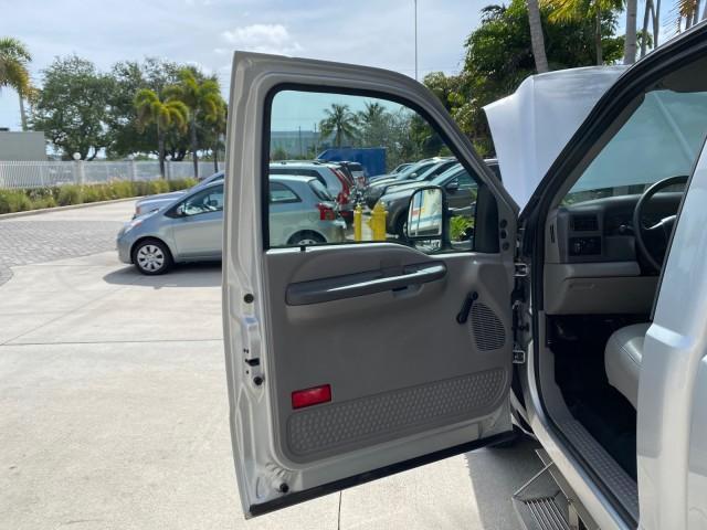 2001 Silver Metallic /Medium Graphite Ford Super Duty F-350 DRW DUALLY XL 1 OWNER LOW MILES 14,269 (1FTWF32SX1E) with an 6.8L SOHC SEFI V10 Engine engine, Automatic transmission, located at 4701 North Dixie Hwy, Pompano Beach, FL, 33064, (954) 422-2889, 26.240938, -80.123474 - OUR WEBPAGE FLORIDACARS1.COM HAS OVER 100 PHOTOS AND FREE CARFAX LINK 2001 Ford F-350 Super Duty Dually XL 1 OWNER Pickup 6.8L V10 F SOHC Gasoline Rear Wheel Drive Features ABS Brakes Air Conditioning AM/FM Stereo Automatic Transmission Cassette Player Dual Rear Wheels Long Bed Tow Hitch Vinyl Seats - Photo#9