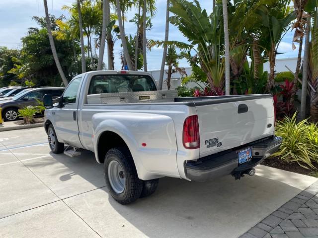 2001 Silver Metallic /Medium Graphite Ford Super Duty F-350 DRW DUALLY XL 1 OWNER LOW MILES 14,269 (1FTWF32SX1E) with an 6.8L SOHC SEFI V10 Engine engine, Automatic transmission, located at 4701 North Dixie Hwy, Pompano Beach, FL, 33064, (954) 422-2889, 26.240938, -80.123474 - OUR WEBPAGE FLORIDACARS1.COM HAS OVER 100 PHOTOS AND FREE CARFAX LINK 2001 Ford F-350 Super Duty Dually XL 1 OWNER Pickup 6.8L V10 F SOHC Gasoline Rear Wheel Drive Features ABS Brakes Air Conditioning AM/FM Stereo Automatic Transmission Cassette Player Dual Rear Wheels Long Bed Tow Hitch Vinyl Seats - Photo#32