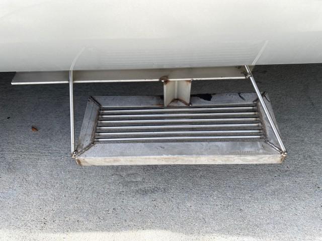 2001 Silver Metallic /Medium Graphite Ford Super Duty F-350 DRW DUALLY XL 1 OWNER LOW MILES 14,269 (1FTWF32SX1E) with an 6.8L SOHC SEFI V10 Engine engine, Automatic transmission, located at 4701 North Dixie Hwy, Pompano Beach, FL, 33064, (954) 422-2889, 26.240938, -80.123474 - OUR WEBPAGE FLORIDACARS1.COM HAS OVER 100 PHOTOS AND FREE CARFAX LINK 2001 Ford F-350 Super Duty Dually XL 1 OWNER Pickup 6.8L V10 F SOHC Gasoline Rear Wheel Drive Features ABS Brakes Air Conditioning AM/FM Stereo Automatic Transmission Cassette Player Dual Rear Wheels Long Bed Tow Hitch Vinyl Seats - Photo#39