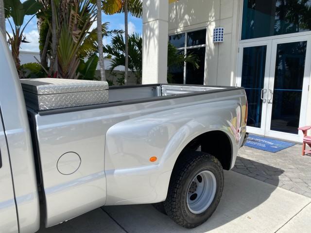 2001 Silver Metallic /Medium Graphite Ford Super Duty F-350 DRW DUALLY XL 1 OWNER LOW MILES 14,269 (1FTWF32SX1E) with an 6.8L SOHC SEFI V10 Engine engine, Automatic transmission, located at 4701 North Dixie Hwy, Pompano Beach, FL, 33064, (954) 422-2889, 26.240938, -80.123474 - OUR WEBPAGE FLORIDACARS1.COM HAS OVER 100 PHOTOS AND FREE CARFAX LINK 2001 Ford F-350 Super Duty Dually XL 1 OWNER Pickup 6.8L V10 F SOHC Gasoline Rear Wheel Drive Features ABS Brakes Air Conditioning AM/FM Stereo Automatic Transmission Cassette Player Dual Rear Wheels Long Bed Tow Hitch Vinyl Seats - Photo#74