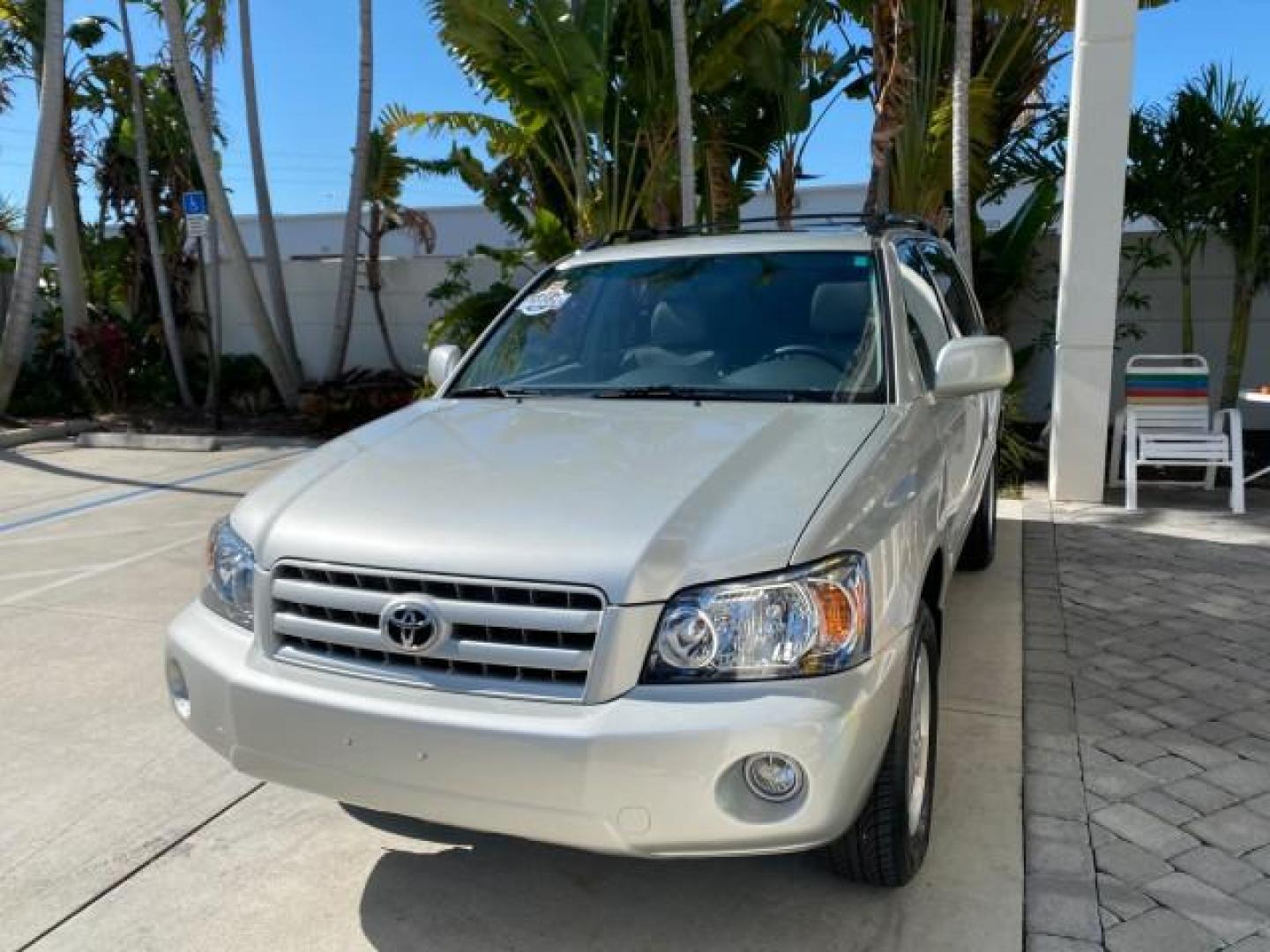 2007 Millenium Silver Metallic /Ash Toyota Highlander Limited 4WD LOW MILES 47,399 1 OWNER (JTEEP21A570) with an 3.3L DOHC SFI 24-Valve VVT-i V6 Engine engine, Automatic transmission, located at 4701 North Dixie Hwy, Pompano Beach, FL, 33064, (954) 422-2889, 26.240938, -80.123474 - OUR WEBPAGE FLORIDACARS1.COM HAS OVER 100 PHOTOS AND FREE CARFAX LINK 2007 Toyota Highlander Limited V6 4WD 4 Door Wagon/Sport Utility 3.3L V6 F DOHC 24V Gasoline 24 MPG All Wheel Drive Features 4WD/AWD ABS Brakes Air Conditioning Alloy Wheels AM/FM Stereo Automatic Transmission Cassette Player CD A - Photo#3