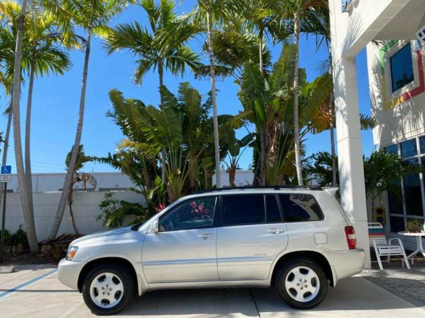 2007 Millenium Silver Metallic /Ash Toyota Highlander Limited 4WD LOW MILES 47,399 1 OWNER (JTEEP21A570) with an 3.3L DOHC SFI 24-Valve VVT-i V6 Engine engine, Automatic transmission, located at 4701 North Dixie Hwy, Pompano Beach, FL, 33064, (954) 422-2889, 26.240938, -80.123474 - OUR WEBPAGE FLORIDACARS1.COM HAS OVER 100 PHOTOS AND FREE CARFAX LINK 2007 Toyota Highlander Limited V6 4WD 4 Door Wagon/Sport Utility 3.3L V6 F DOHC 24V Gasoline 24 MPG All Wheel Drive Features 4WD/AWD ABS Brakes Air Conditioning Alloy Wheels AM/FM Stereo Automatic Transmission Cassette Player CD A - Photo#4