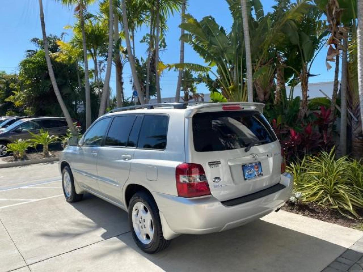 2007 Millenium Silver Metallic /Ash Toyota Highlander Limited 4WD LOW MILES 47,399 1 OWNER (JTEEP21A570) with an 3.3L DOHC SFI 24-Valve VVT-i V6 Engine engine, Automatic transmission, located at 4701 North Dixie Hwy, Pompano Beach, FL, 33064, (954) 422-2889, 26.240938, -80.123474 - OUR WEBPAGE FLORIDACARS1.COM HAS OVER 100 PHOTOS AND FREE CARFAX LINK 2007 Toyota Highlander Limited V6 4WD 4 Door Wagon/Sport Utility 3.3L V6 F DOHC 24V Gasoline 24 MPG All Wheel Drive Features 4WD/AWD ABS Brakes Air Conditioning Alloy Wheels AM/FM Stereo Automatic Transmission Cassette Player CD A - Photo#5