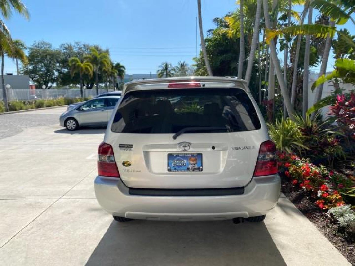 2007 Millenium Silver Metallic /Ash Toyota Highlander Limited 4WD LOW MILES 47,399 1 OWNER (JTEEP21A570) with an 3.3L DOHC SFI 24-Valve VVT-i V6 Engine engine, Automatic transmission, located at 4701 North Dixie Hwy, Pompano Beach, FL, 33064, (954) 422-2889, 26.240938, -80.123474 - OUR WEBPAGE FLORIDACARS1.COM HAS OVER 100 PHOTOS AND FREE CARFAX LINK 2007 Toyota Highlander Limited V6 4WD 4 Door Wagon/Sport Utility 3.3L V6 F DOHC 24V Gasoline 24 MPG All Wheel Drive Features 4WD/AWD ABS Brakes Air Conditioning Alloy Wheels AM/FM Stereo Automatic Transmission Cassette Player CD A - Photo#6