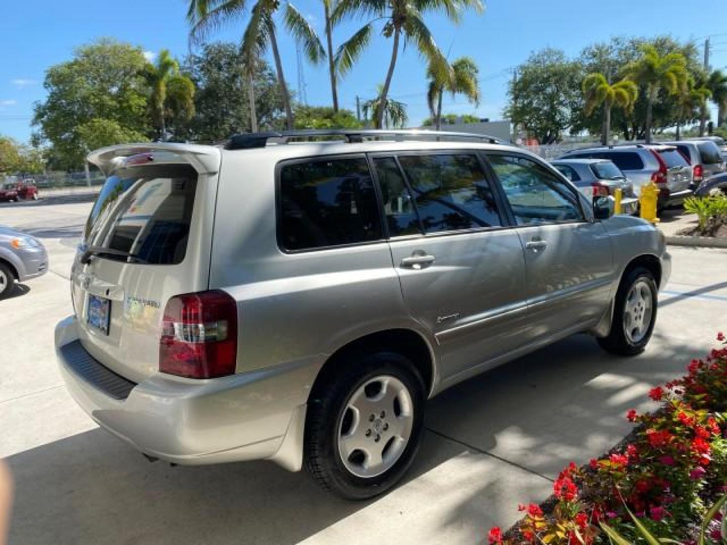 2007 Millenium Silver Metallic /Ash Toyota Highlander Limited 4WD LOW MILES 47,399 1 OWNER (JTEEP21A570) with an 3.3L DOHC SFI 24-Valve VVT-i V6 Engine engine, Automatic transmission, located at 4701 North Dixie Hwy, Pompano Beach, FL, 33064, (954) 422-2889, 26.240938, -80.123474 - OUR WEBPAGE FLORIDACARS1.COM HAS OVER 100 PHOTOS AND FREE CARFAX LINK 2007 Toyota Highlander Limited V6 4WD 4 Door Wagon/Sport Utility 3.3L V6 F DOHC 24V Gasoline 24 MPG All Wheel Drive Features 4WD/AWD ABS Brakes Air Conditioning Alloy Wheels AM/FM Stereo Automatic Transmission Cassette Player CD A - Photo#7