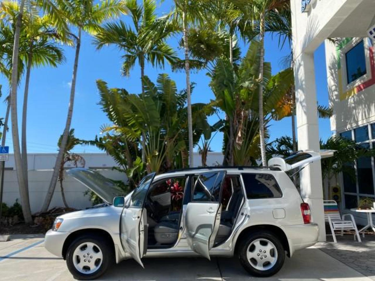 2007 Millenium Silver Metallic /Ash Toyota Highlander Limited 4WD LOW MILES 47,399 1 OWNER (JTEEP21A570) with an 3.3L DOHC SFI 24-Valve VVT-i V6 Engine engine, Automatic transmission, located at 4701 North Dixie Hwy, Pompano Beach, FL, 33064, (954) 422-2889, 26.240938, -80.123474 - OUR WEBPAGE FLORIDACARS1.COM HAS OVER 100 PHOTOS AND FREE CARFAX LINK 2007 Toyota Highlander Limited V6 4WD 4 Door Wagon/Sport Utility 3.3L V6 F DOHC 24V Gasoline 24 MPG All Wheel Drive Features 4WD/AWD ABS Brakes Air Conditioning Alloy Wheels AM/FM Stereo Automatic Transmission Cassette Player CD A - Photo#8