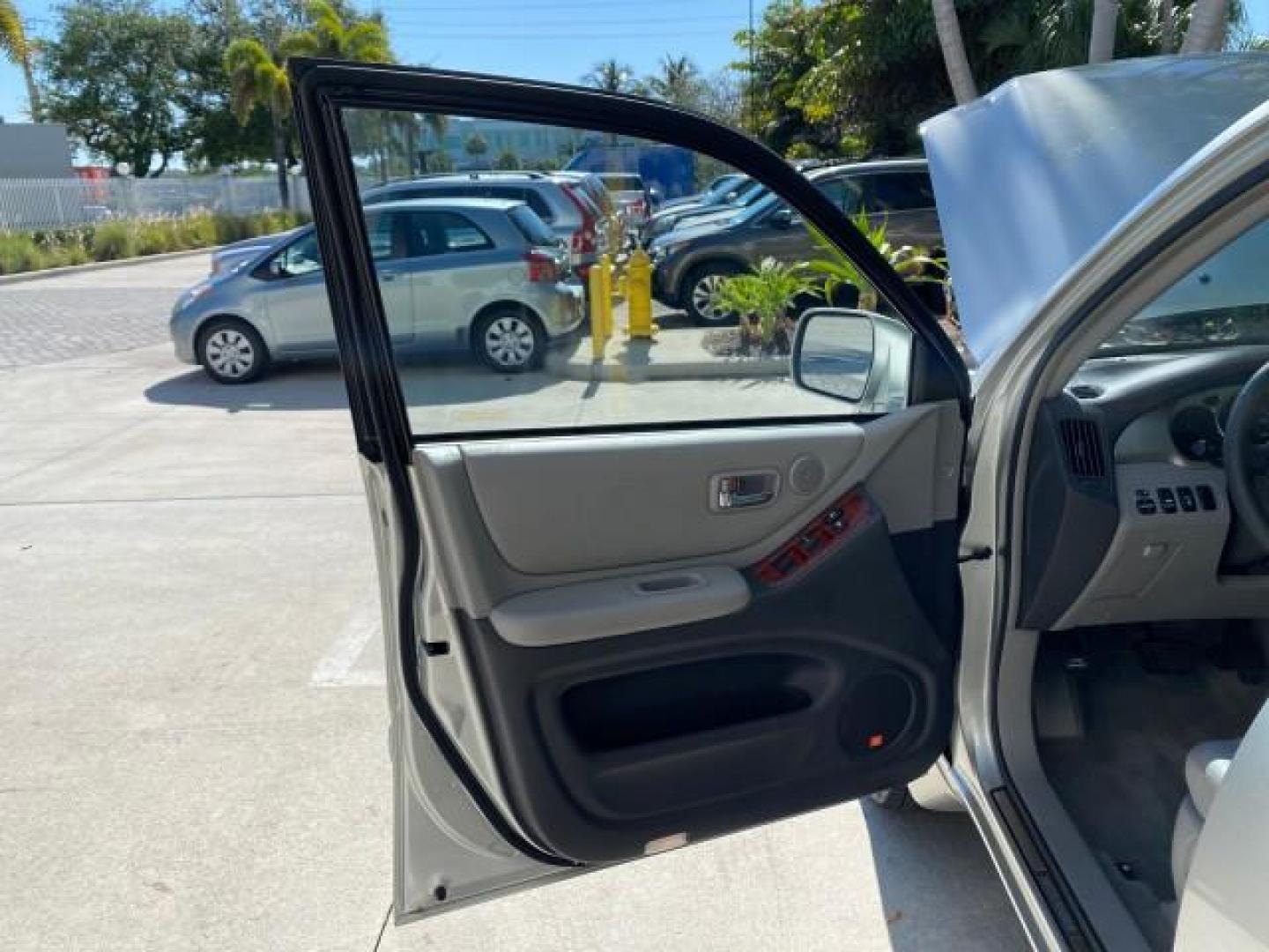 2007 Millenium Silver Metallic /Ash Toyota Highlander Limited 4WD LOW MILES 47,399 1 OWNER (JTEEP21A570) with an 3.3L DOHC SFI 24-Valve VVT-i V6 Engine engine, Automatic transmission, located at 4701 North Dixie Hwy, Pompano Beach, FL, 33064, (954) 422-2889, 26.240938, -80.123474 - OUR WEBPAGE FLORIDACARS1.COM HAS OVER 100 PHOTOS AND FREE CARFAX LINK 2007 Toyota Highlander Limited V6 4WD 4 Door Wagon/Sport Utility 3.3L V6 F DOHC 24V Gasoline 24 MPG All Wheel Drive Features 4WD/AWD ABS Brakes Air Conditioning Alloy Wheels AM/FM Stereo Automatic Transmission Cassette Player CD A - Photo#9